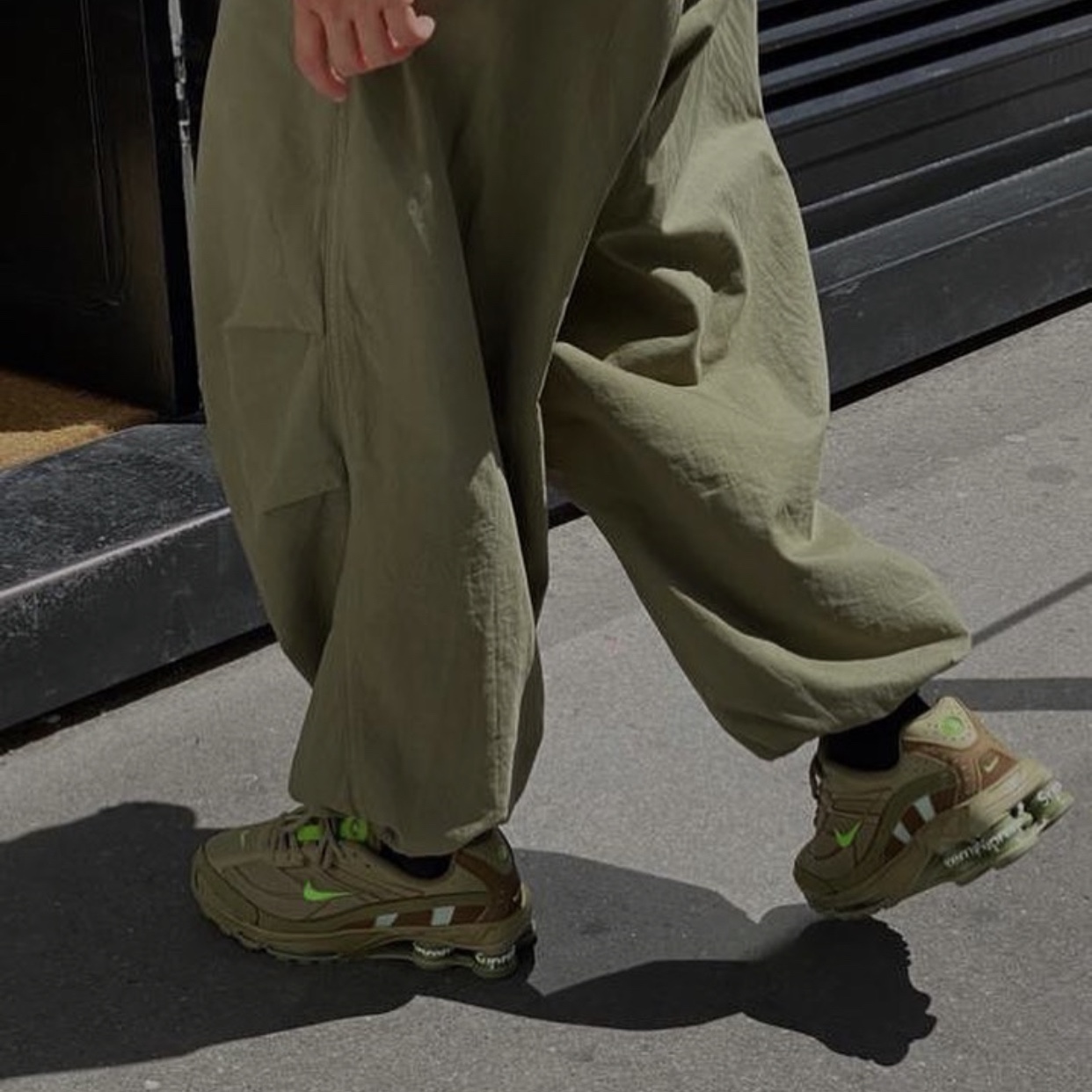Nike x Supreme Shox Ride 2 SP Neutral Olive 착용 스타일 - 4