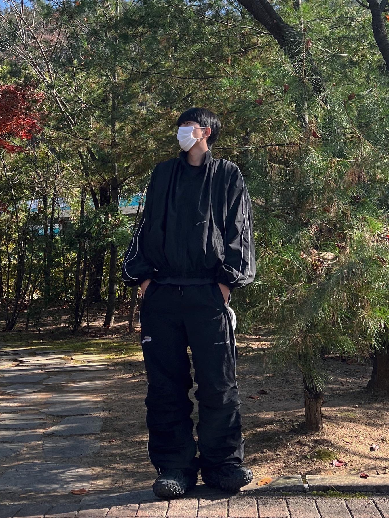Balenciaga Defender Sneakers Black 착용 스타일 - 1