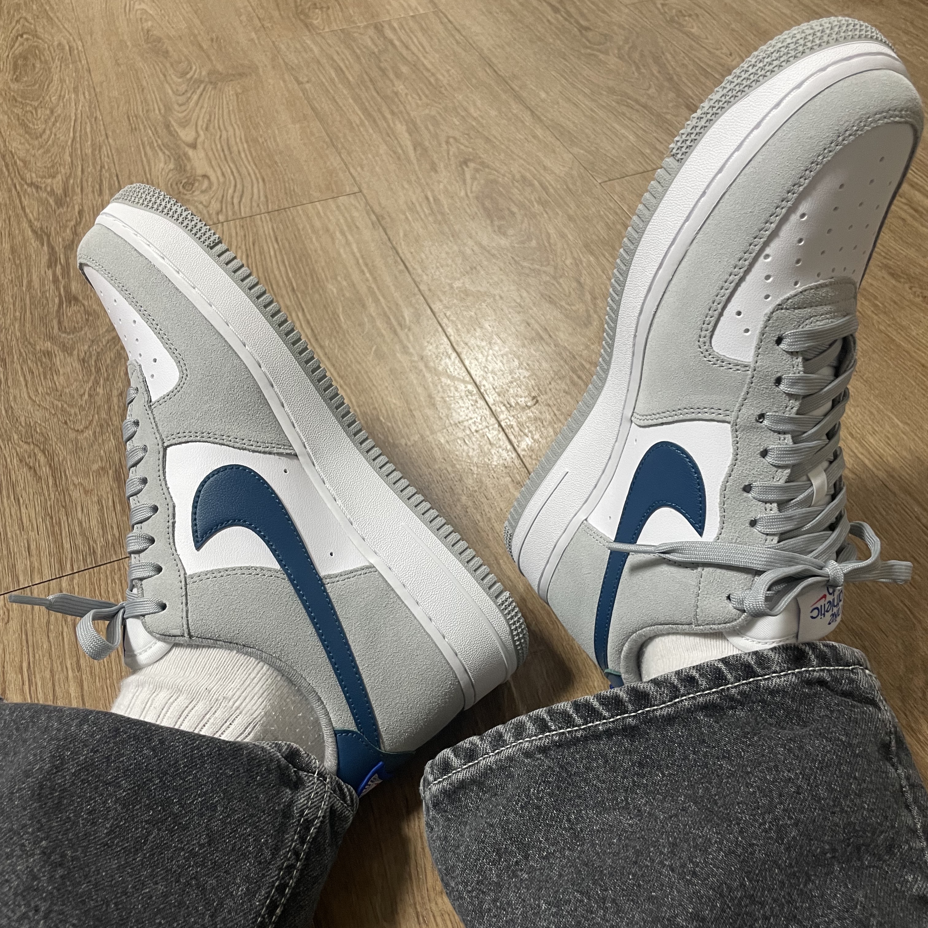 Nike Air Force 1 '07 LV8 Athletic Club Light Smoke Grey Marina 착용 스타일