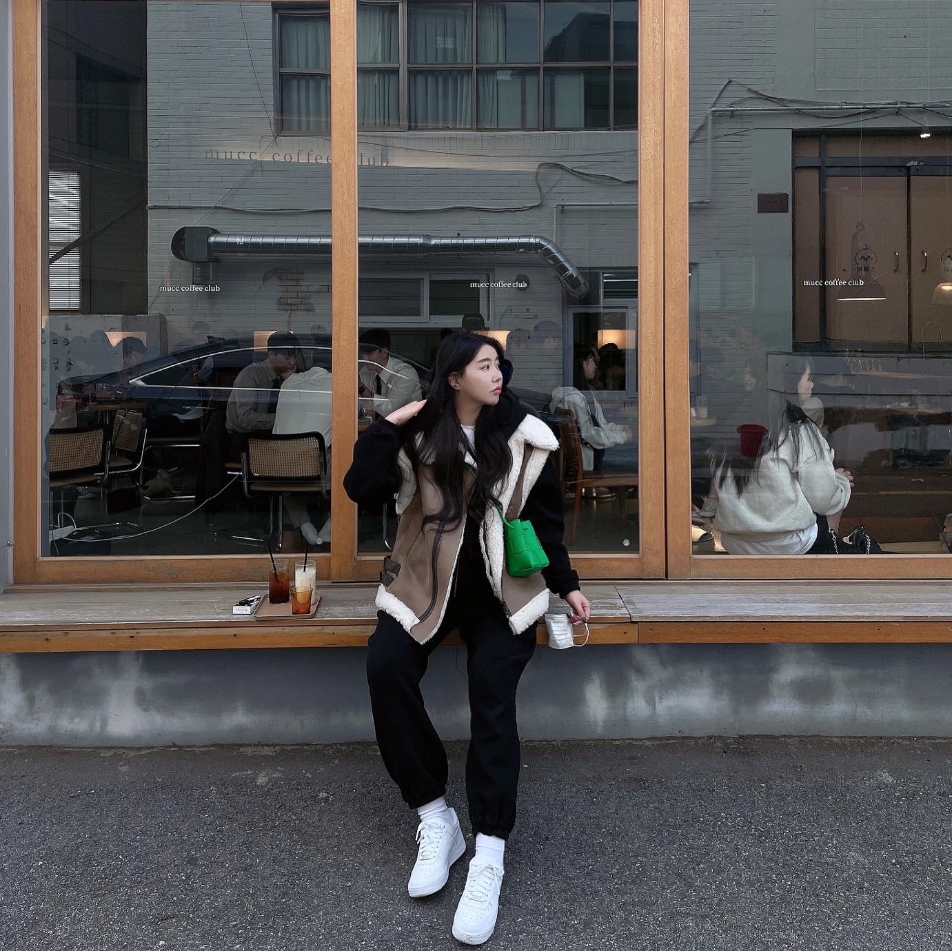Nike Air Force 1 '07 Low White, Bottega Veneta Mini Leather Cassette Bucket Bag Parakeet 착용 스타일 - 1