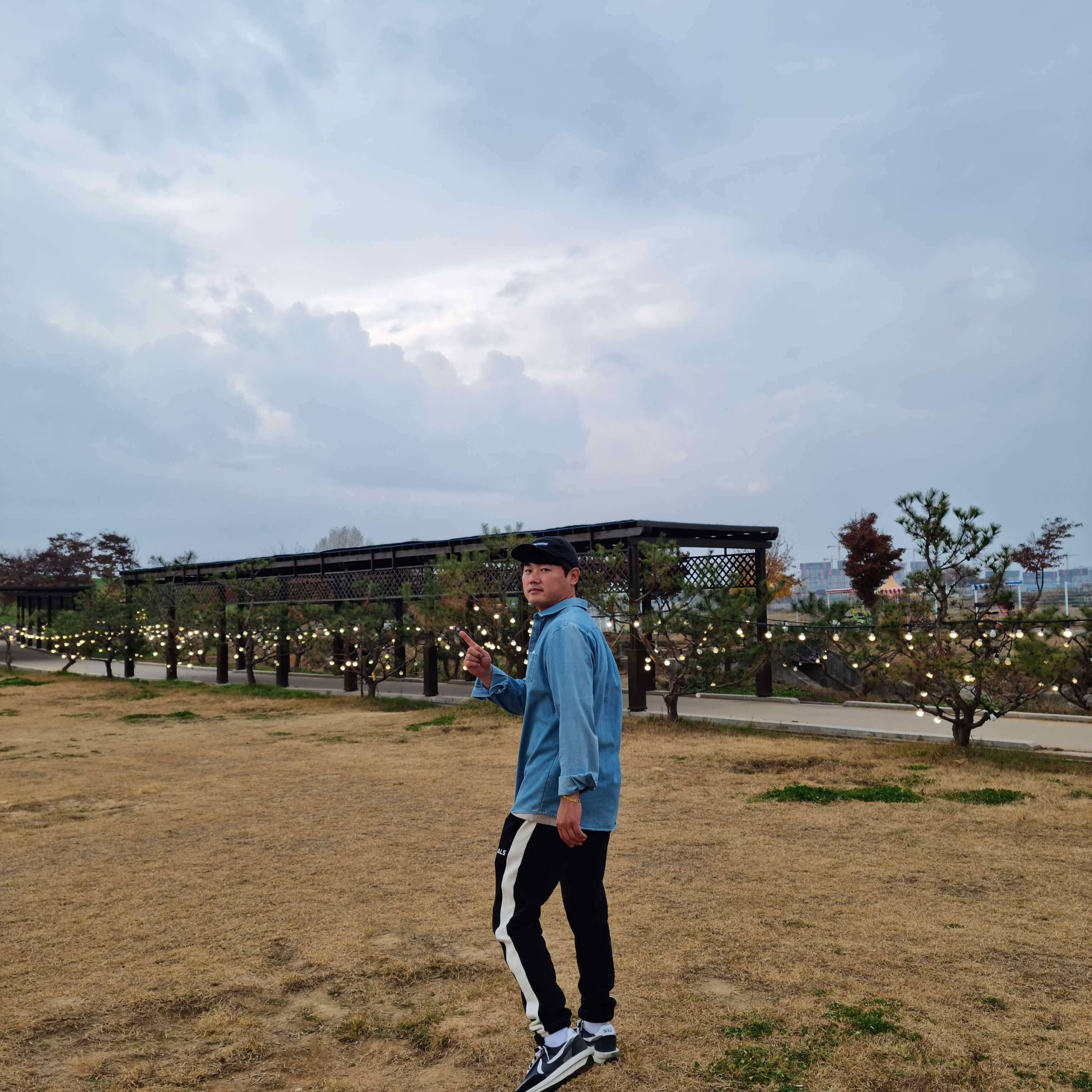 Nike x Sacai LDWaffle Black 착용 스타일 - 1