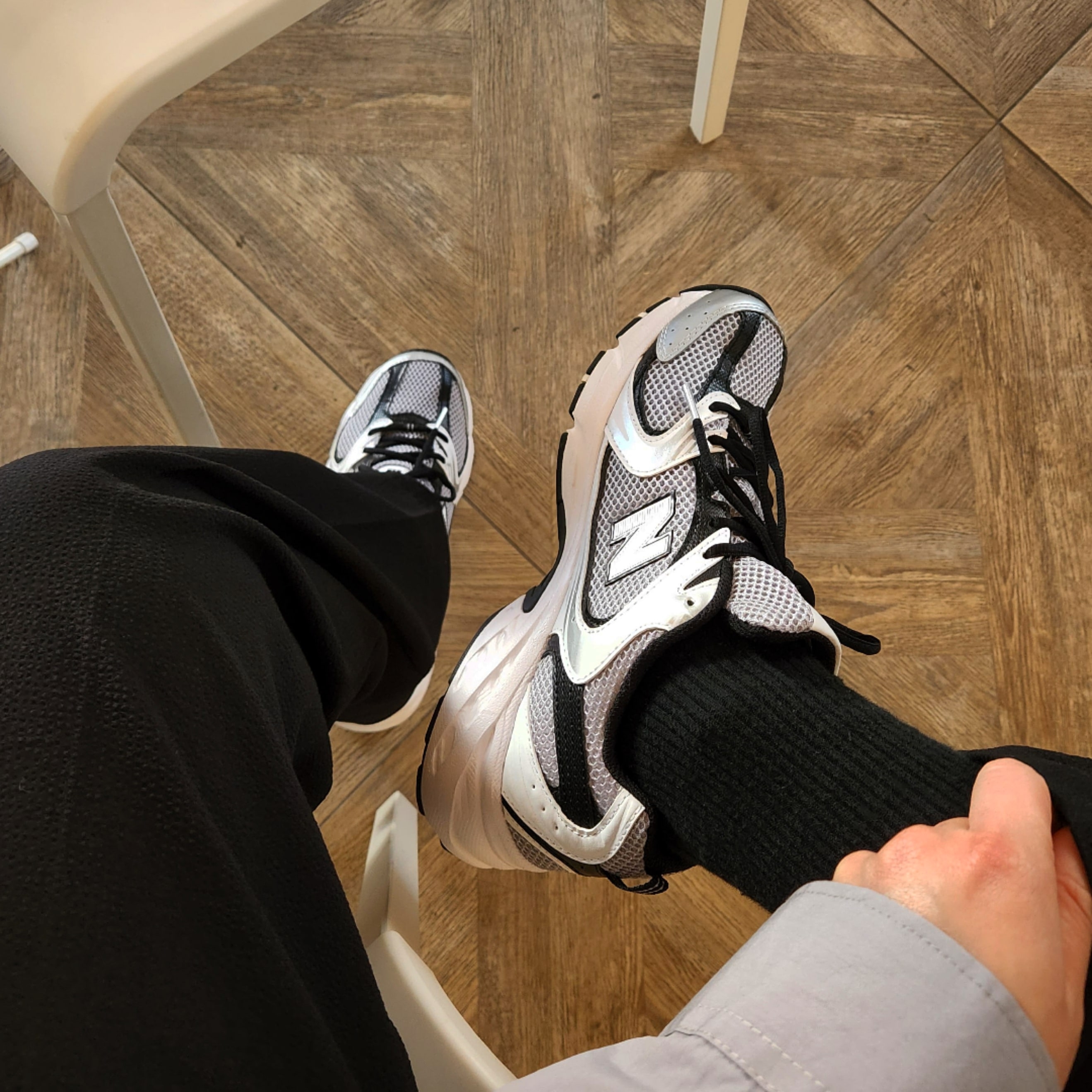 New Balance 530 Silver Black 착용 스타일