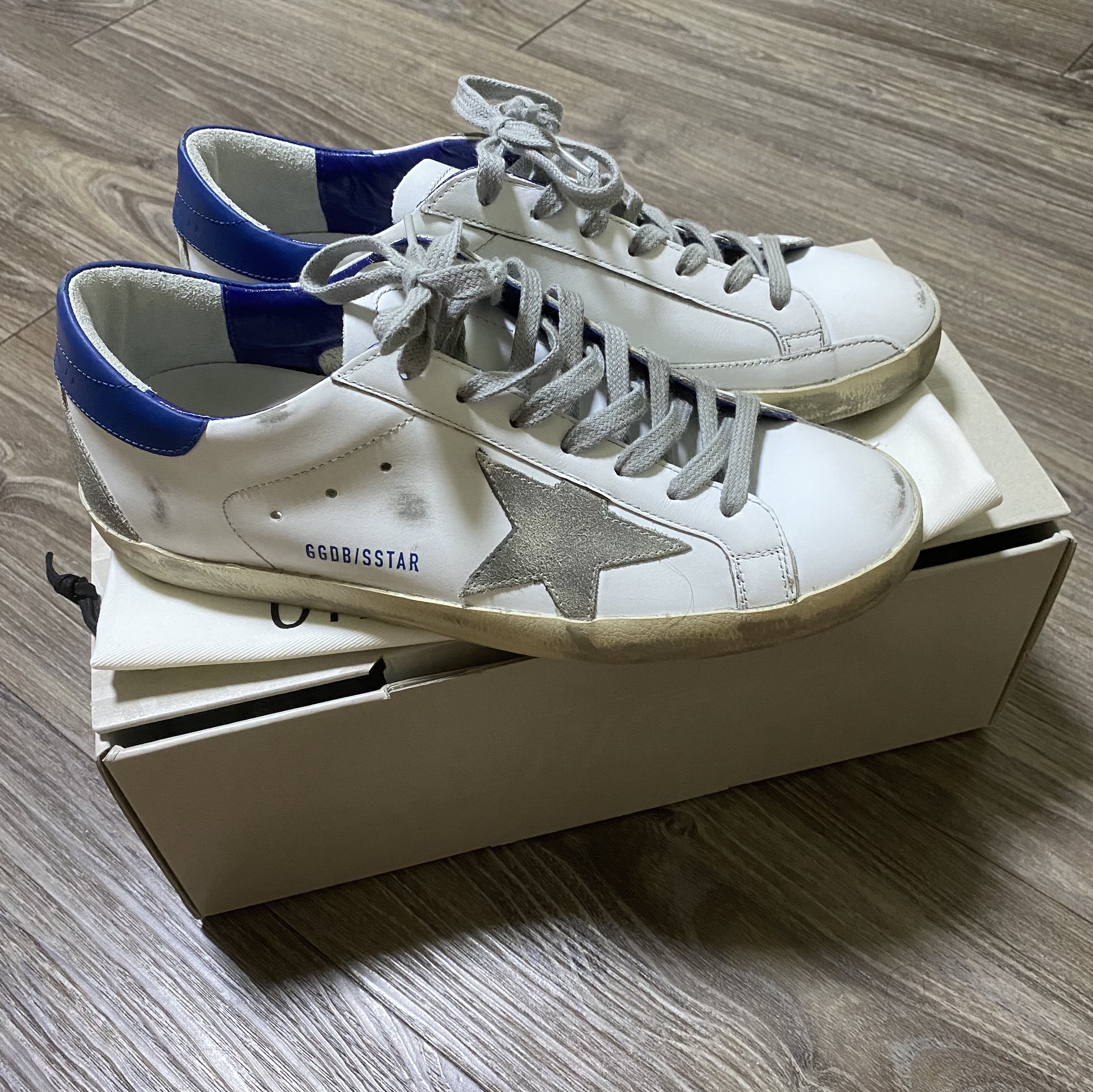 Golden Goose Superstar White Blue Heel Tab Sneakers 착용 스타일