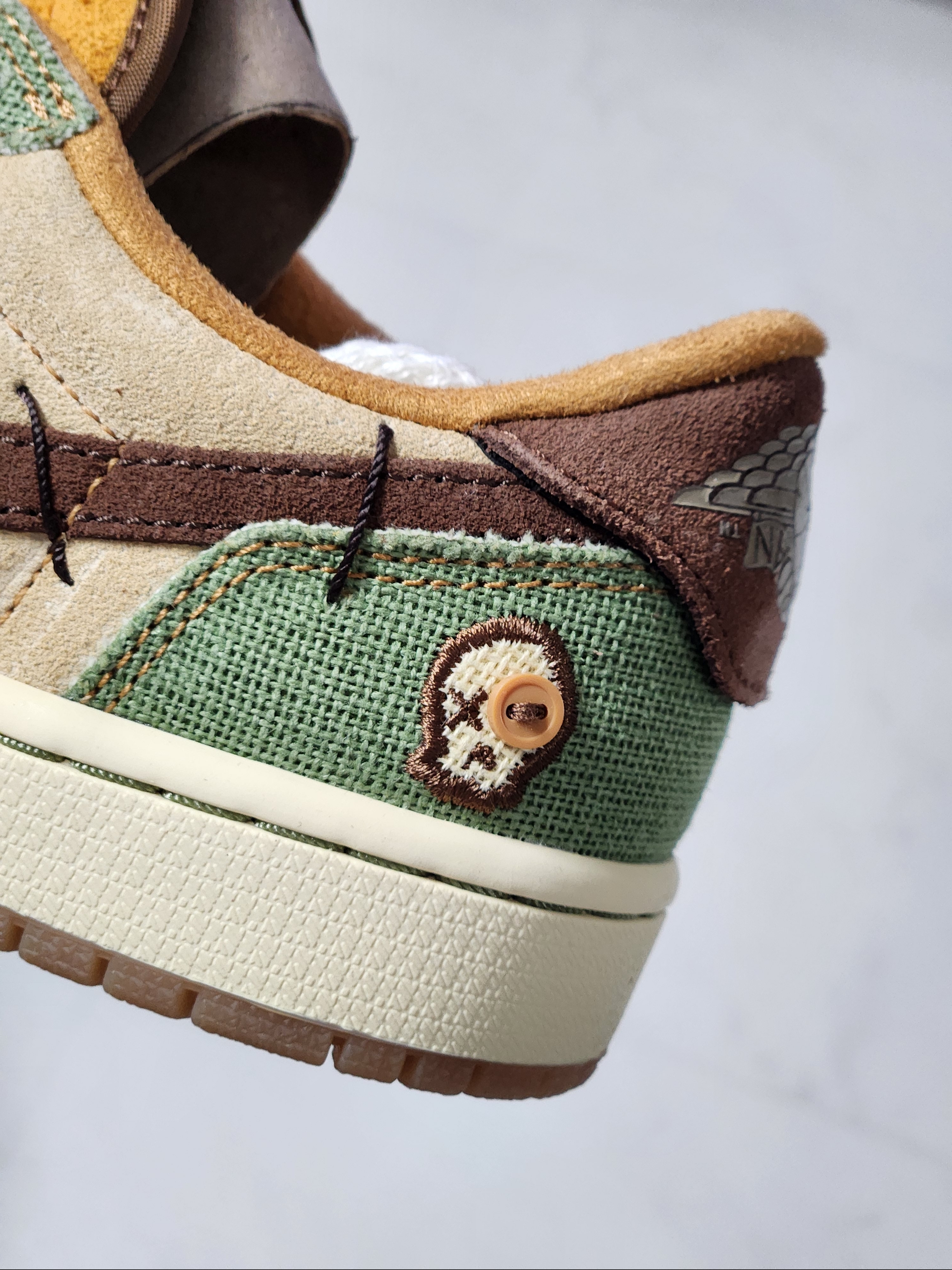 Jordan 1 x Zion Williamson Retro Low OG Flax and Oil Green 착용 스타일 - 1