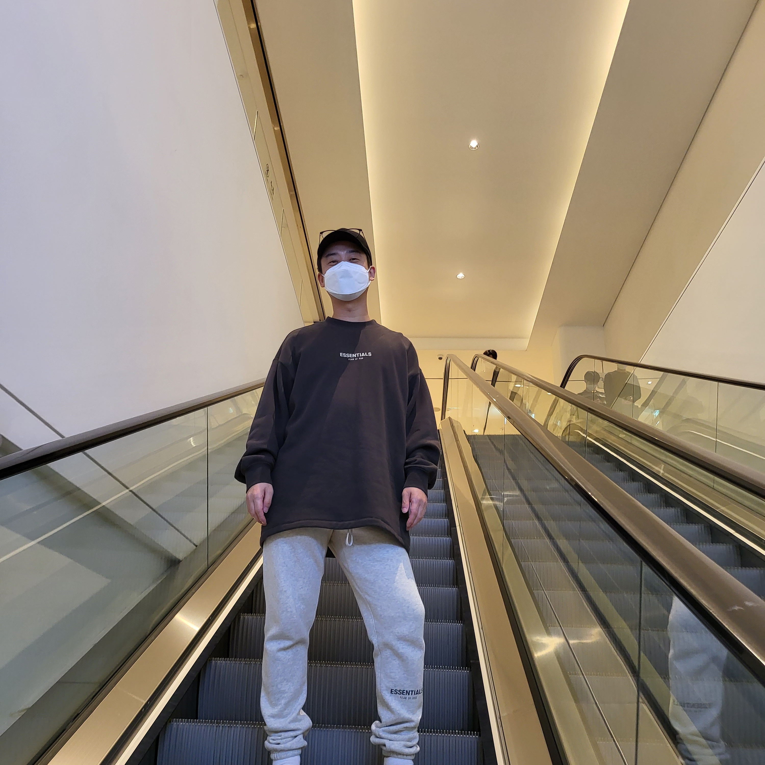 Essentials Relaxed Crewneck Sweatshirt Iron - 22SS, Essentials The Core Collection Sweatpants Oatmeal 착용 스타일 - 2