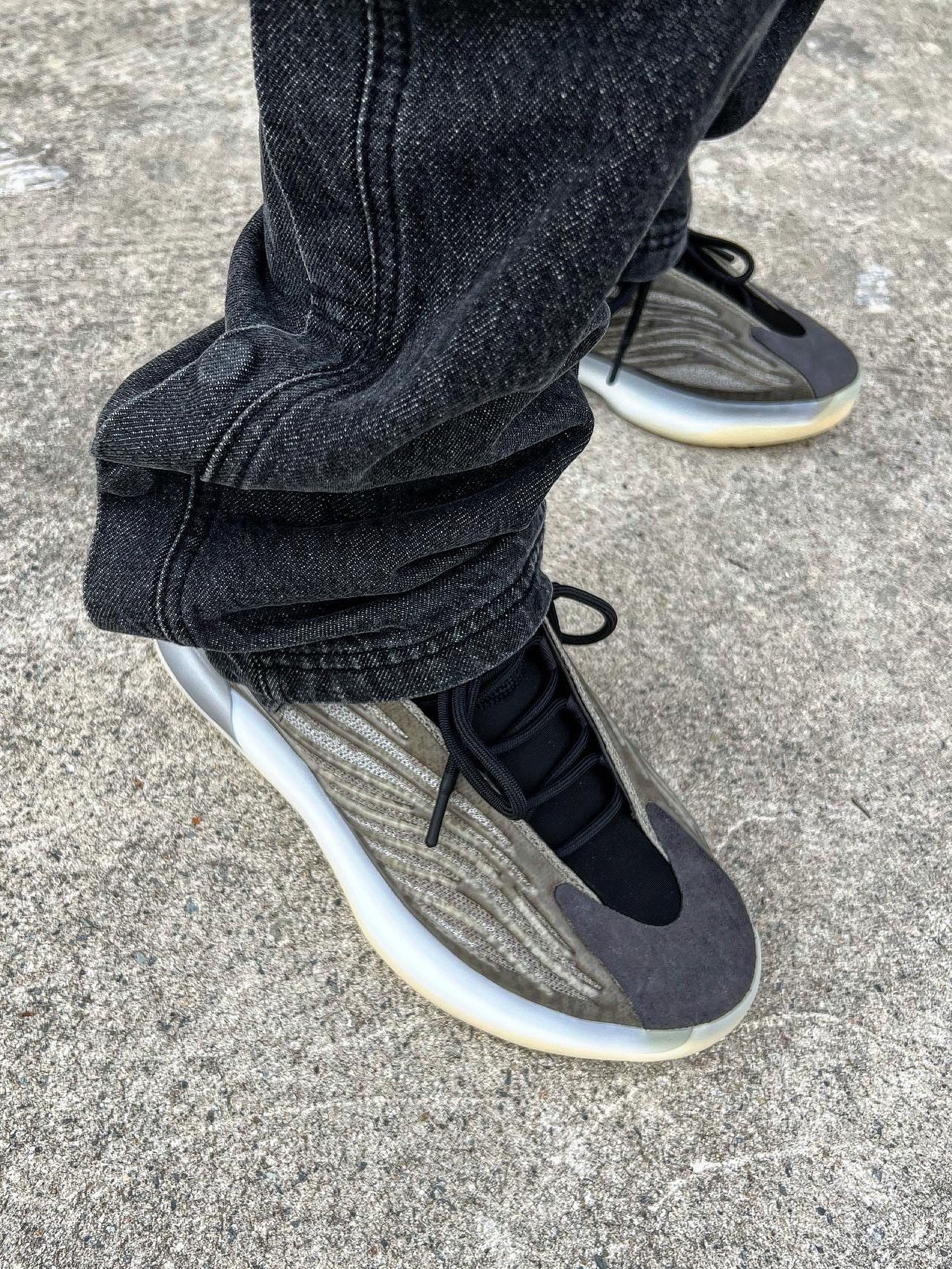 Adidas Yeezy QNTM Barium, Our Legacy Ladon Leather Keychain Black 착용 스타일 - 2