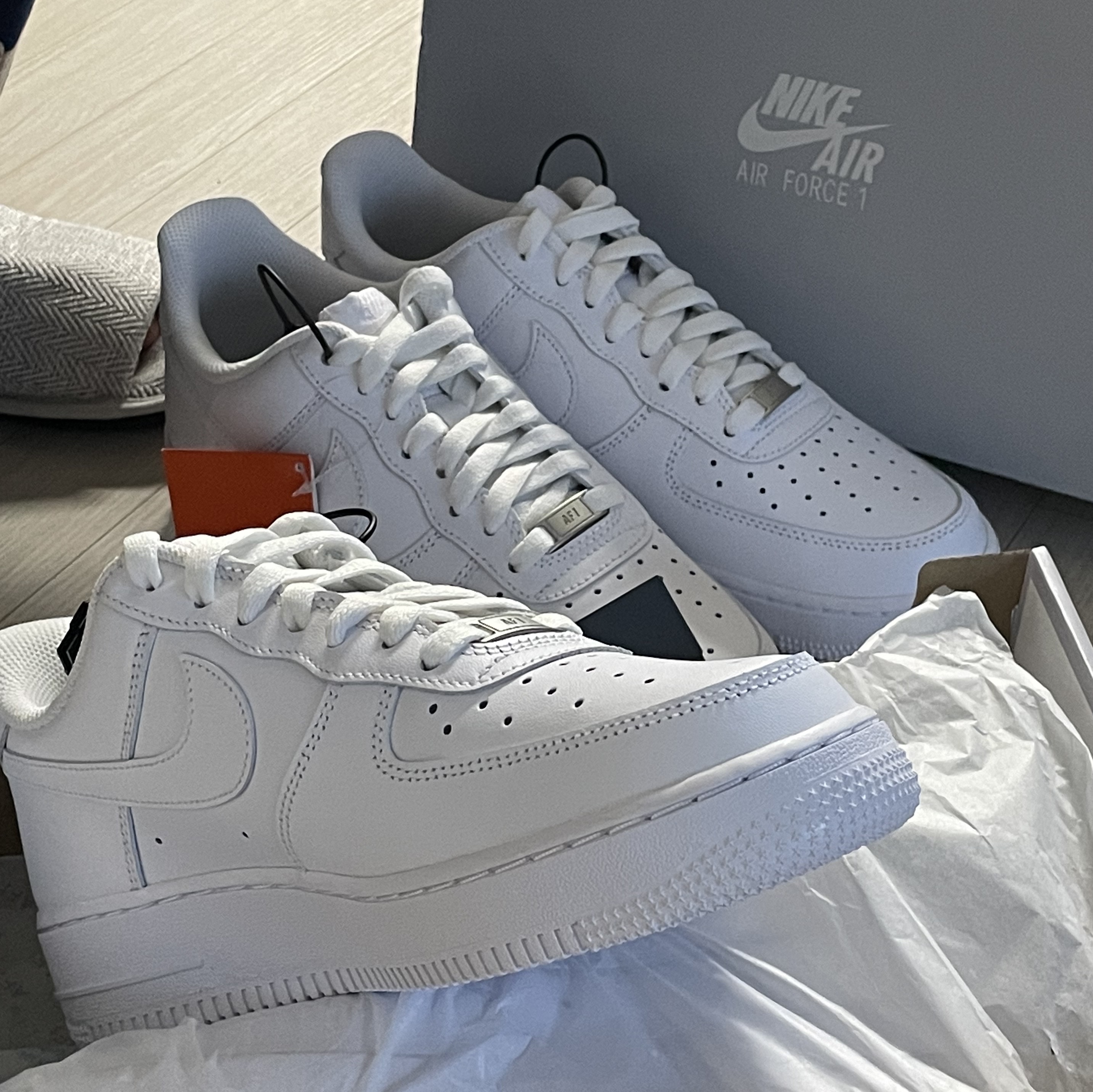 Nike Air Force 1 '07 Low White, Bottega Veneta Mini Leather Cassette Bucket Bag Parakeet 착용 스타일 - 2