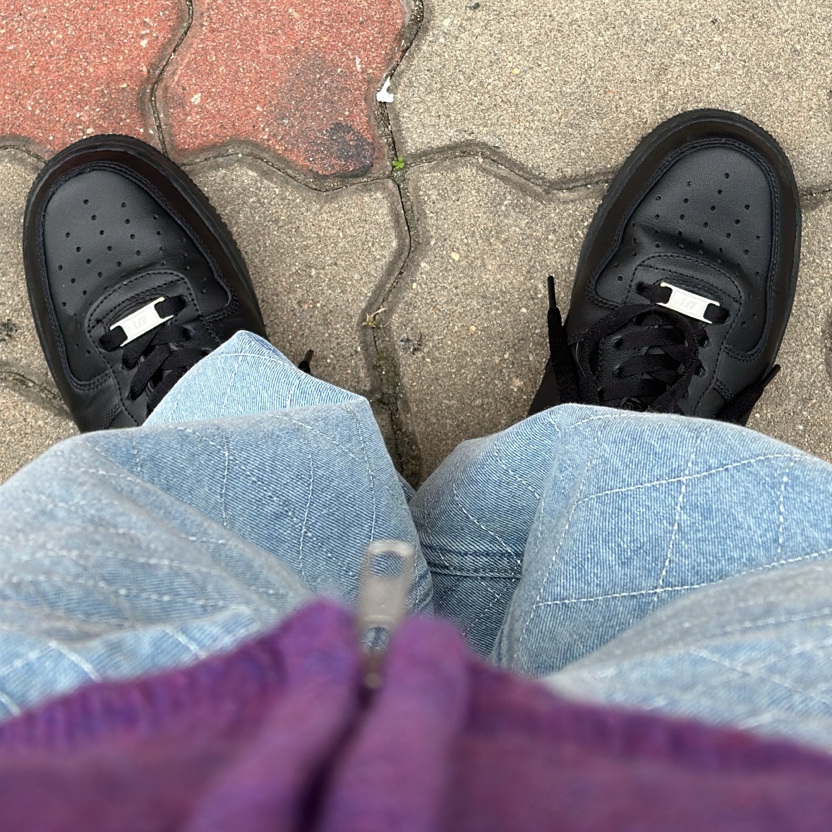 Nike Air Force 1 '07 Low Triple Black 착용 스타일