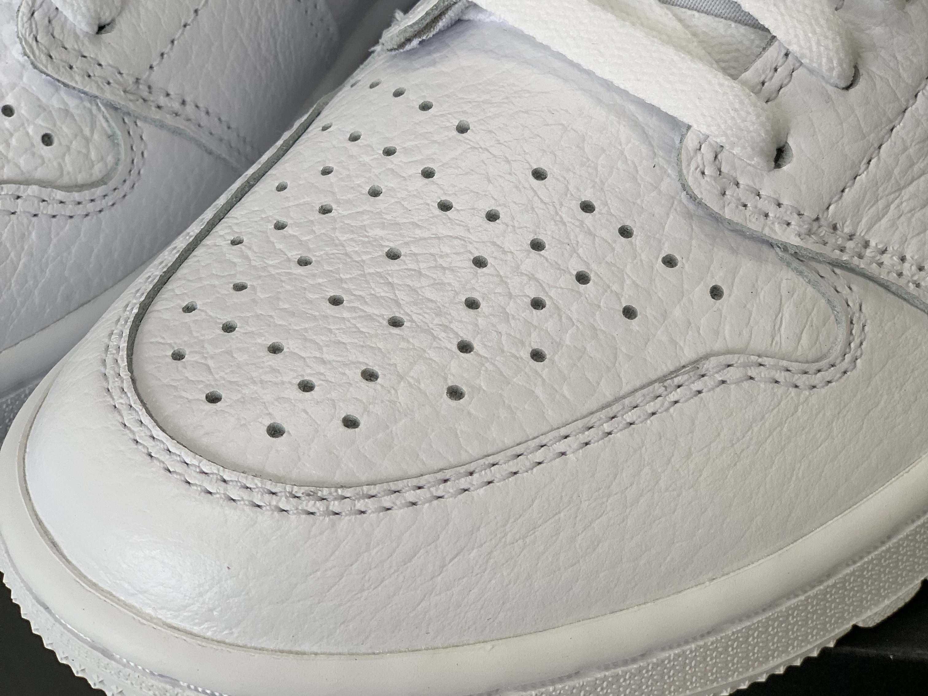 Jordan 1 Low Golf Triple White 착용 스타일 - 5