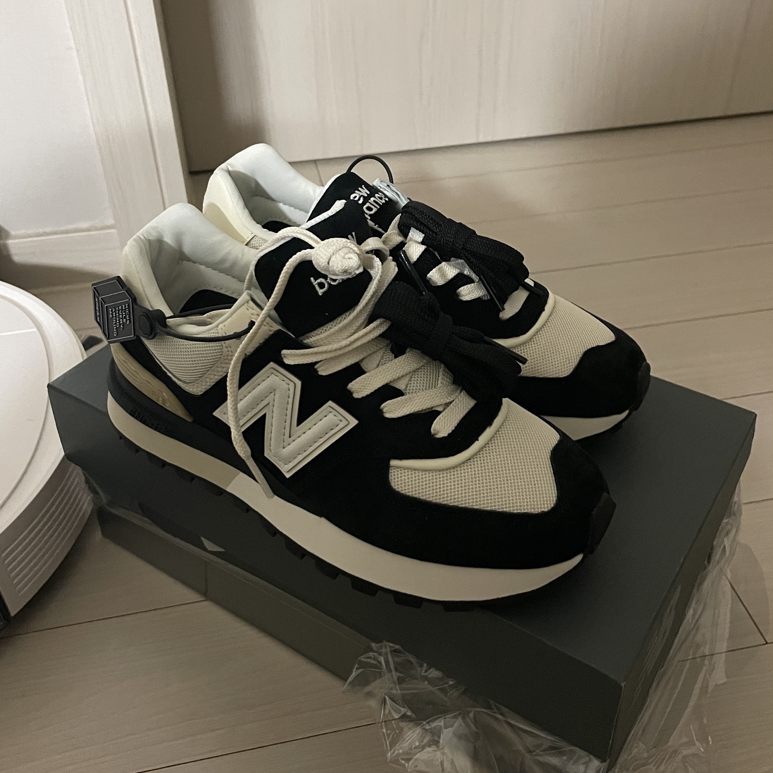 New Balance 574 Legacy Black Angora 착용 스타일