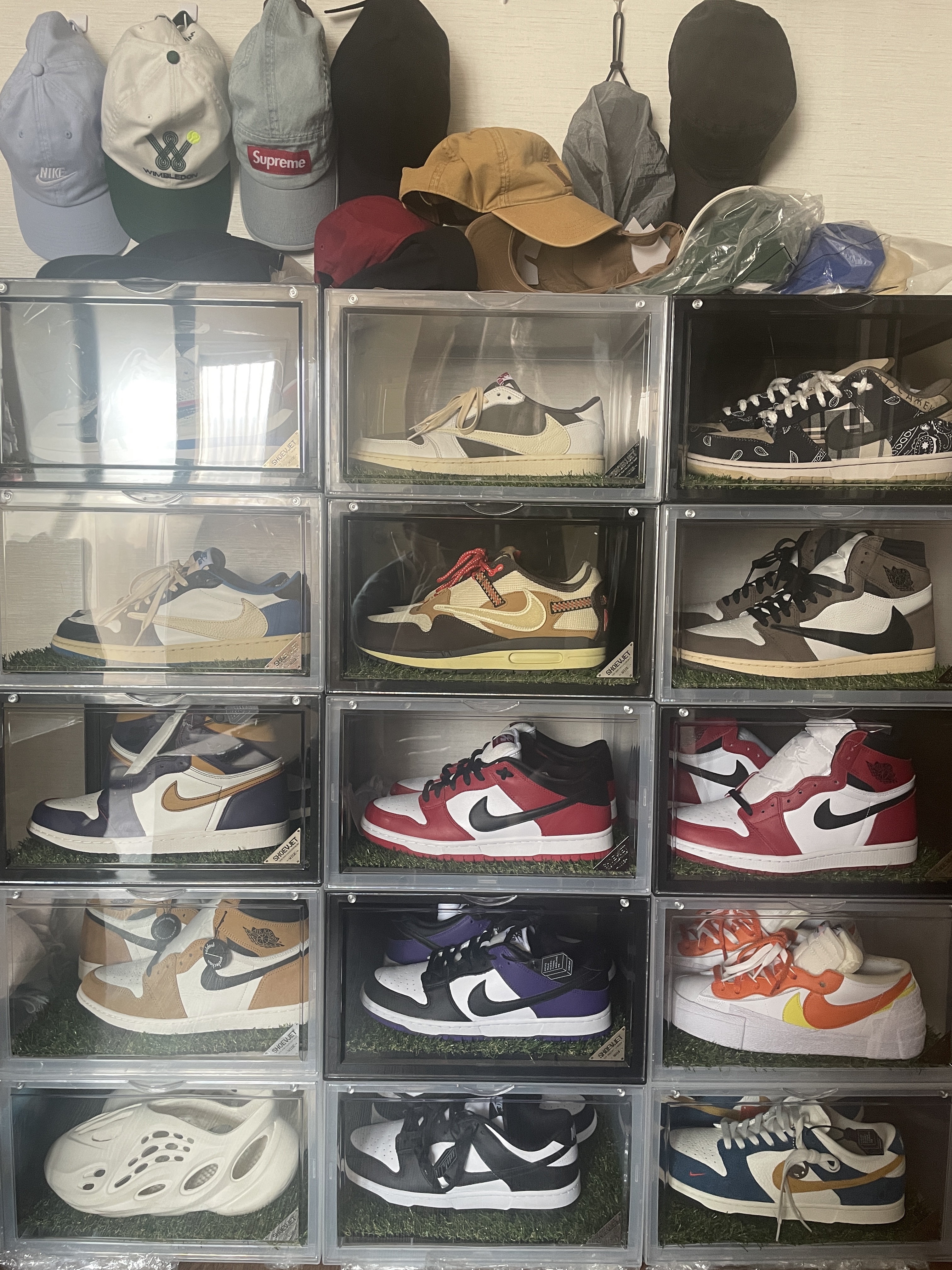 Nike x Kasina Dunk Low 80's Bus, Jordan 1 x Travis Scott Retro Low OG SP Sail and Ridgerock 착용 스타일 - 1