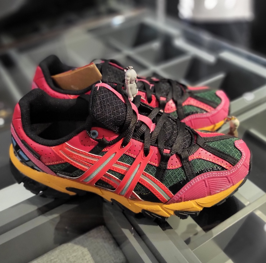 Asics x Andersson Bell Gel-Sonoma 15-50 Bright Rose Evergreen, Kaws Tokyo First Companion Flayed Keychain (Set of 3) 착용 스타일 - 2
