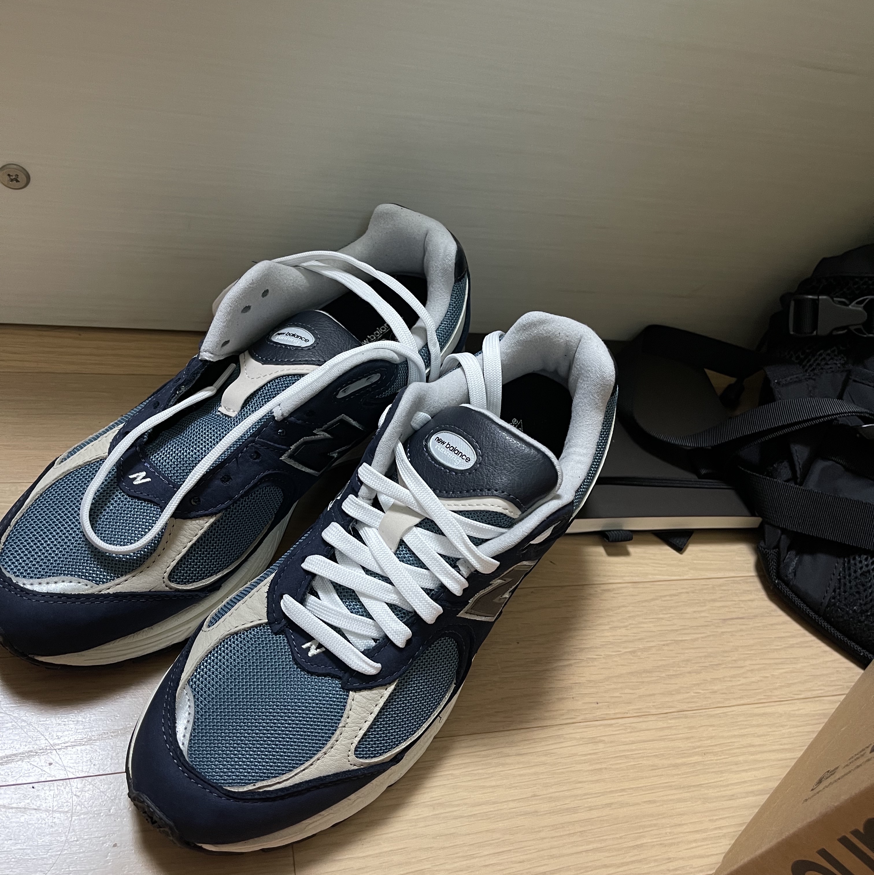 New Balance 2002R Dark Navy 착용 스타일