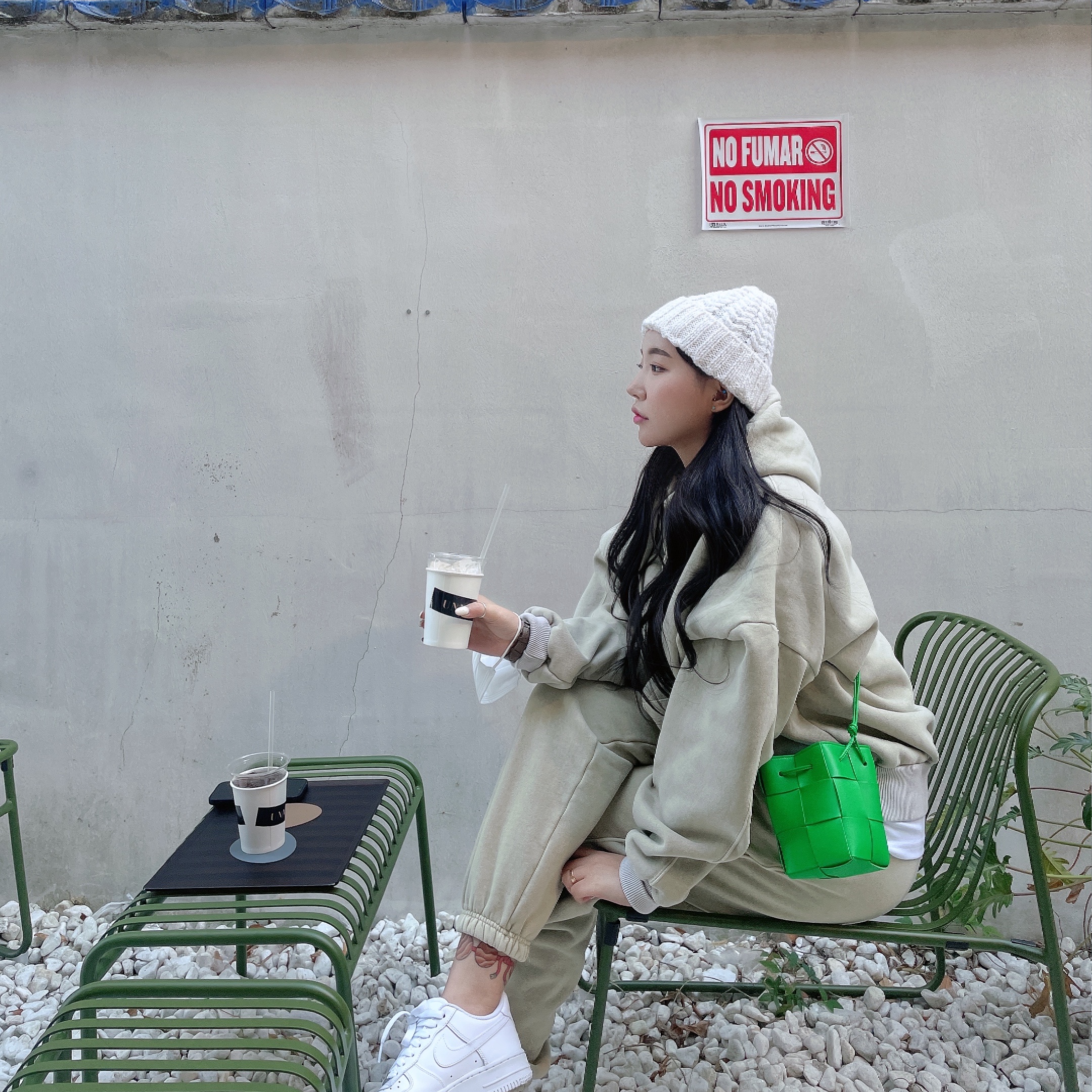 Nike Air Force 1 '07 Low White, Bottega Veneta Mini Leather Cassette Bucket Bag Parakeet 착용 스타일 - 2