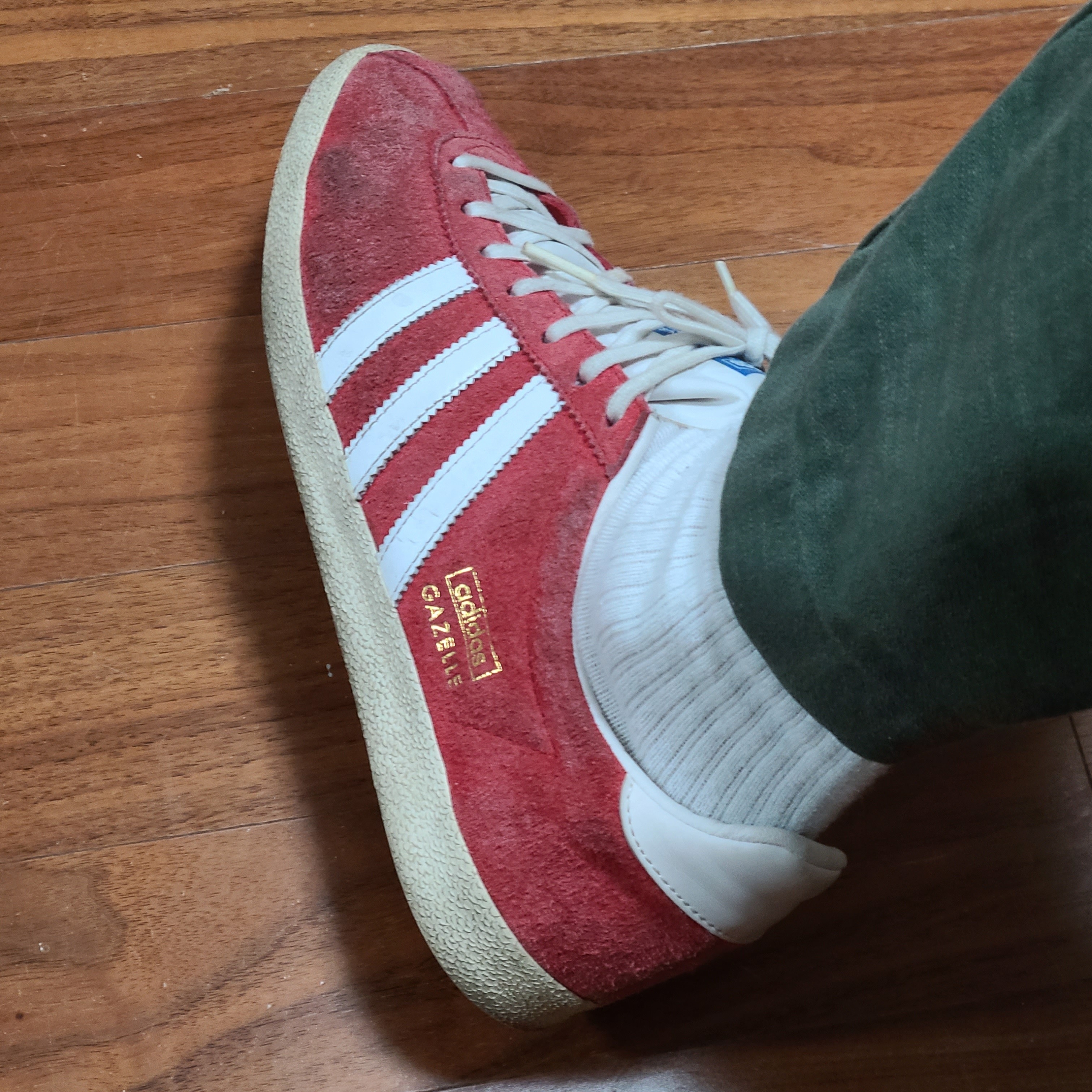 Adidas Gazelle OG University Red 착용 스타일 - 2