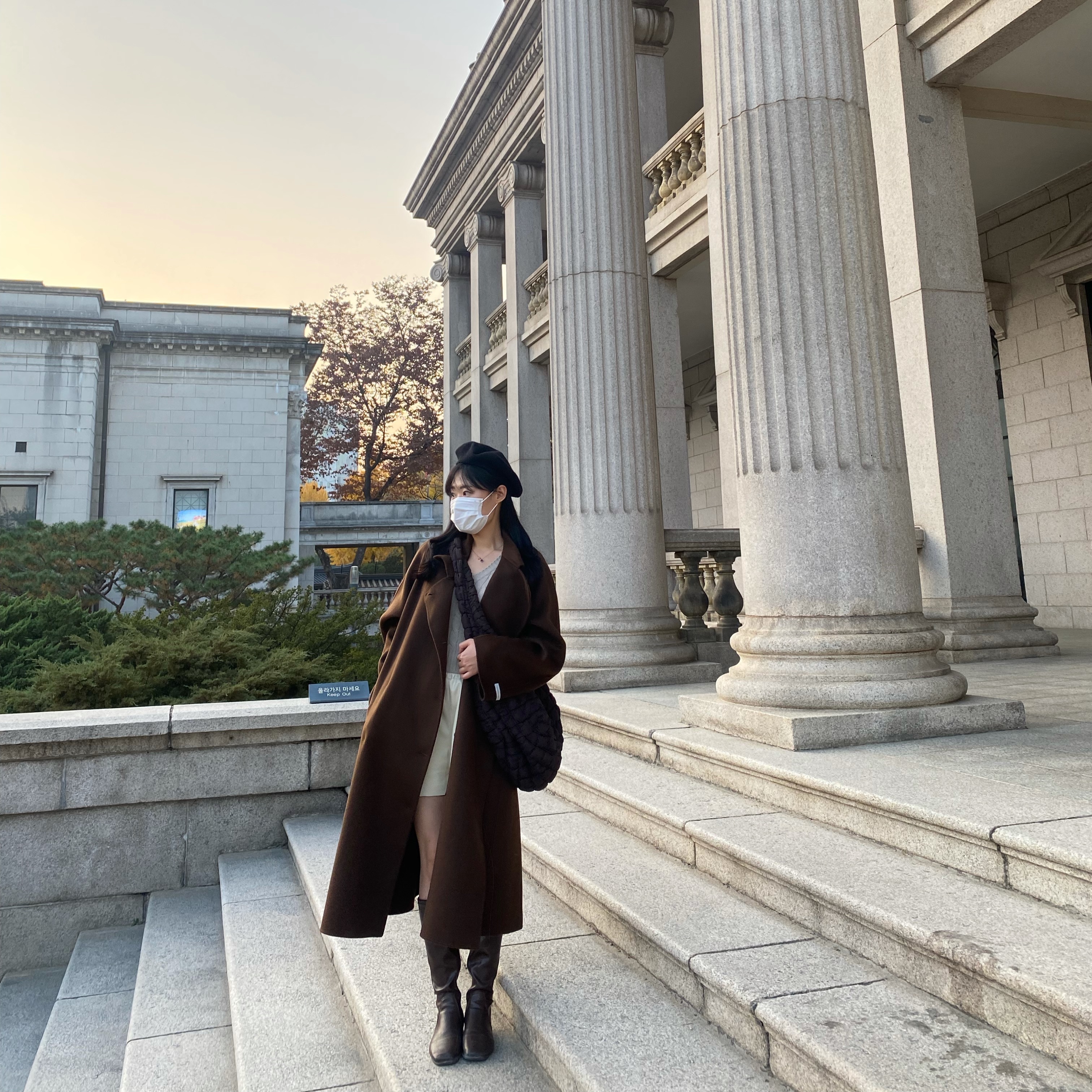 COS Quilted Oversized Shoulder Bag Brown 착용 스타일 - 1