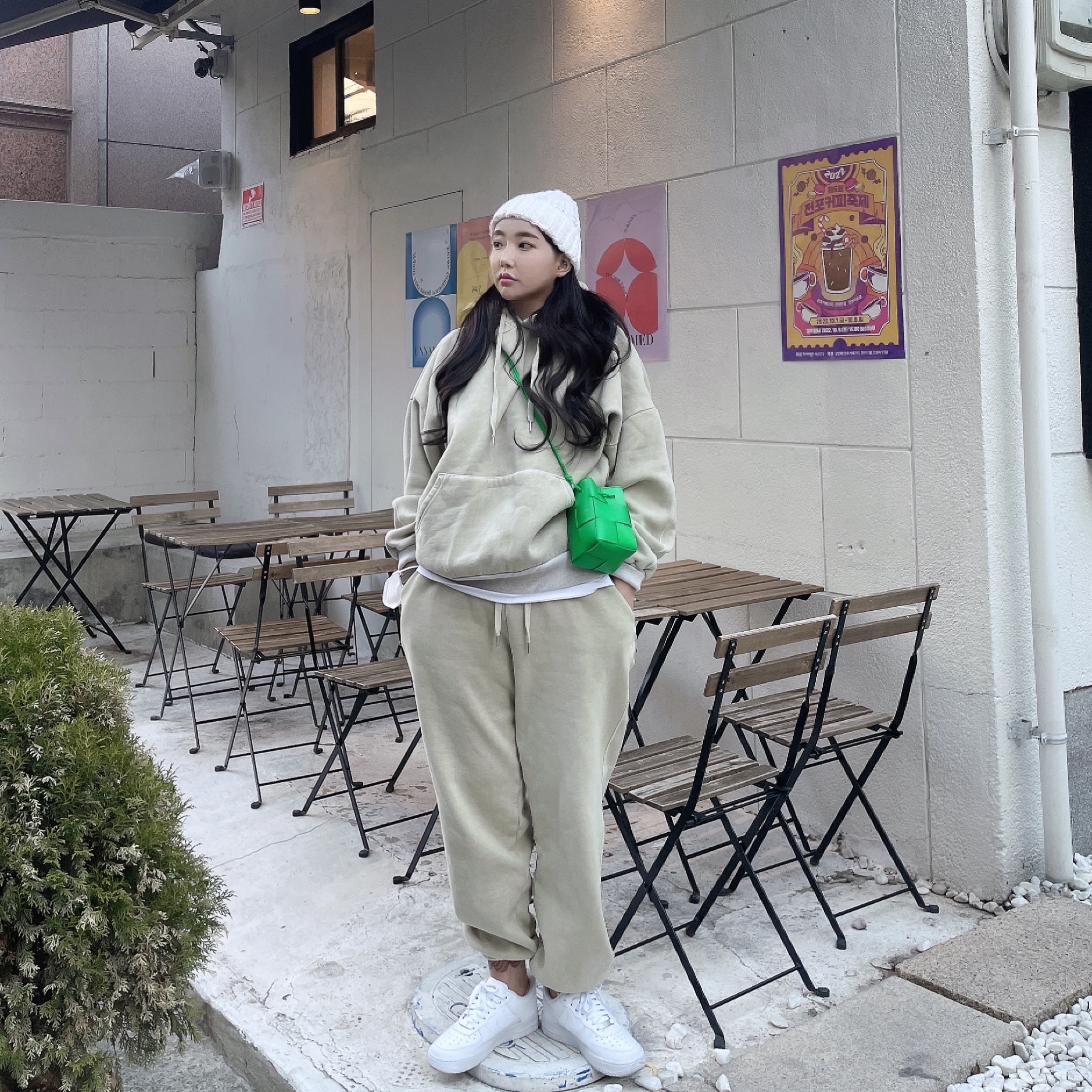 Nike Air Force 1 '07 Low White, Bottega Veneta Mini Leather Cassette Bucket Bag Parakeet 착용 스타일 - 1