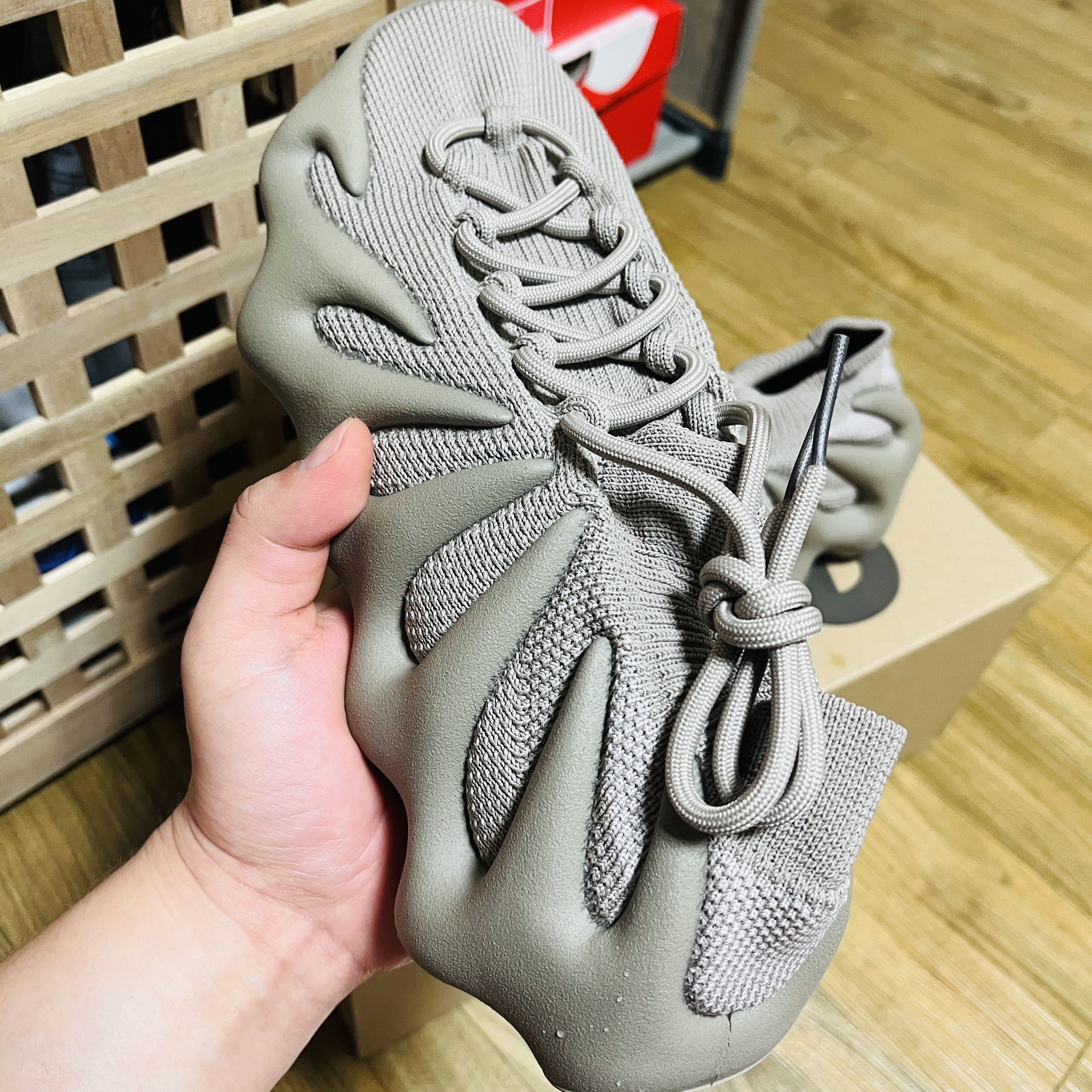 Adidas Yeezy 450 Stone Flax 착용 스타일 - 1