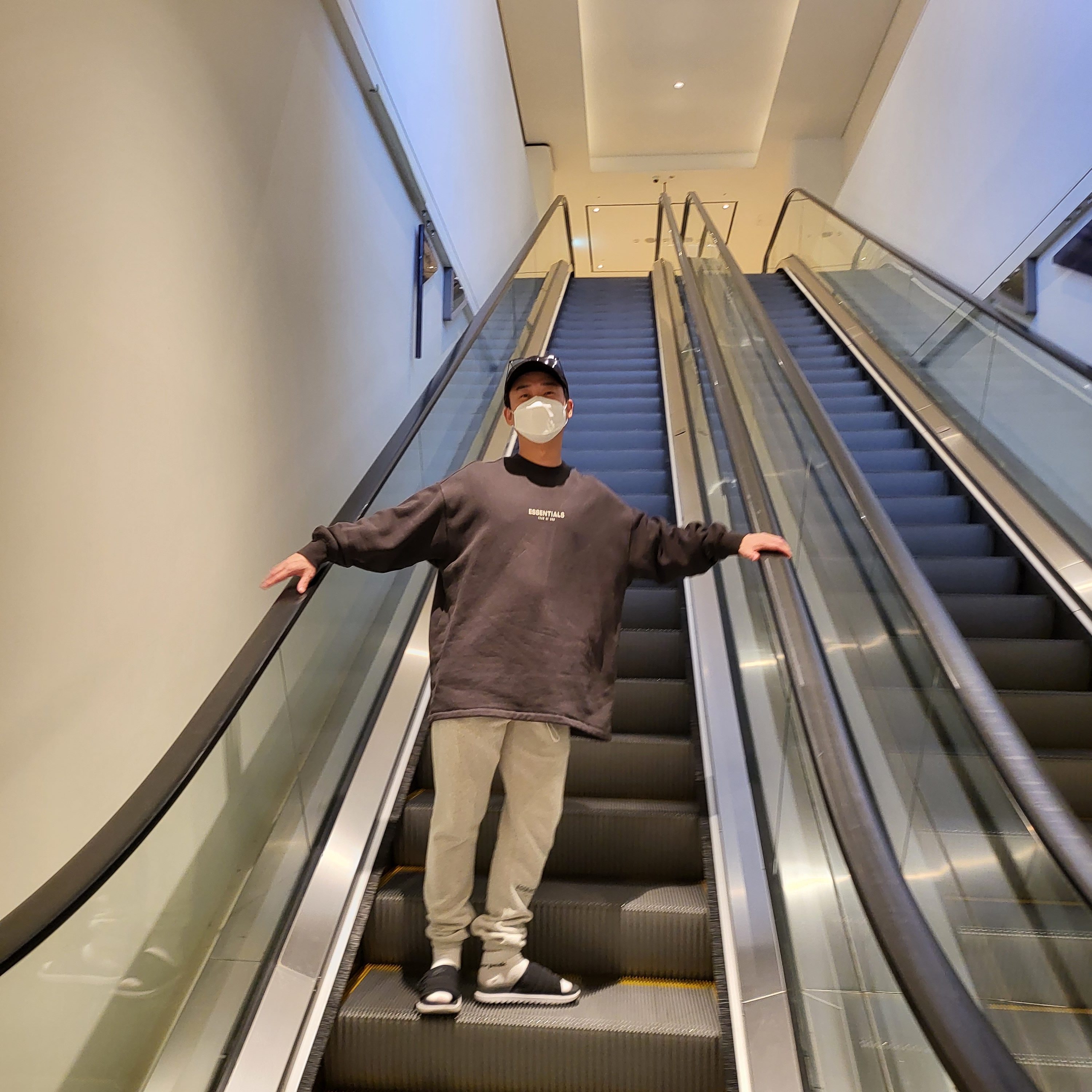 Essentials Relaxed Crewneck Sweatshirt Iron - 22SS, Essentials The Core Collection Sweatpants Oatmeal 착용 스타일 - 3