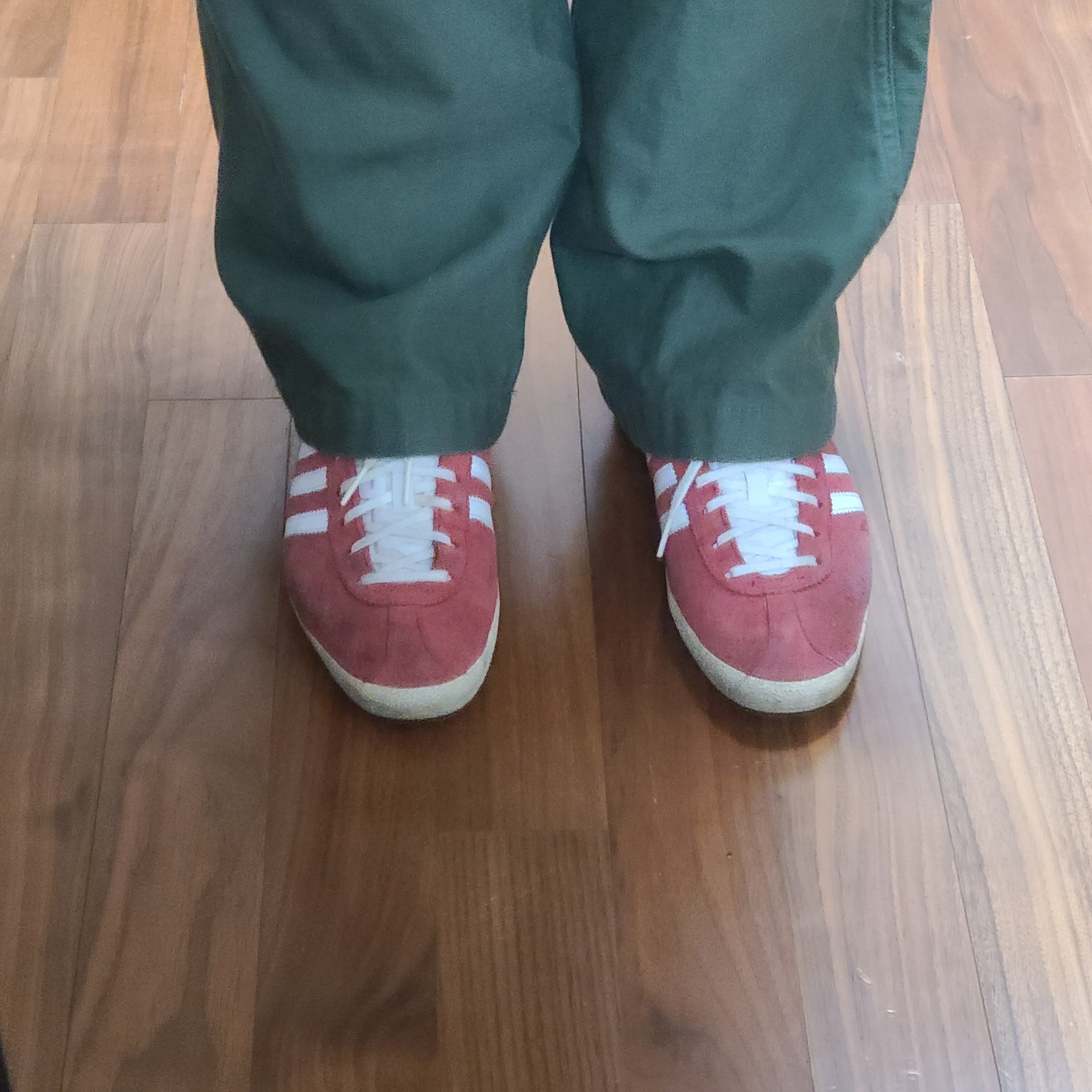 Adidas Gazelle OG University Red 착용 스타일 - 3