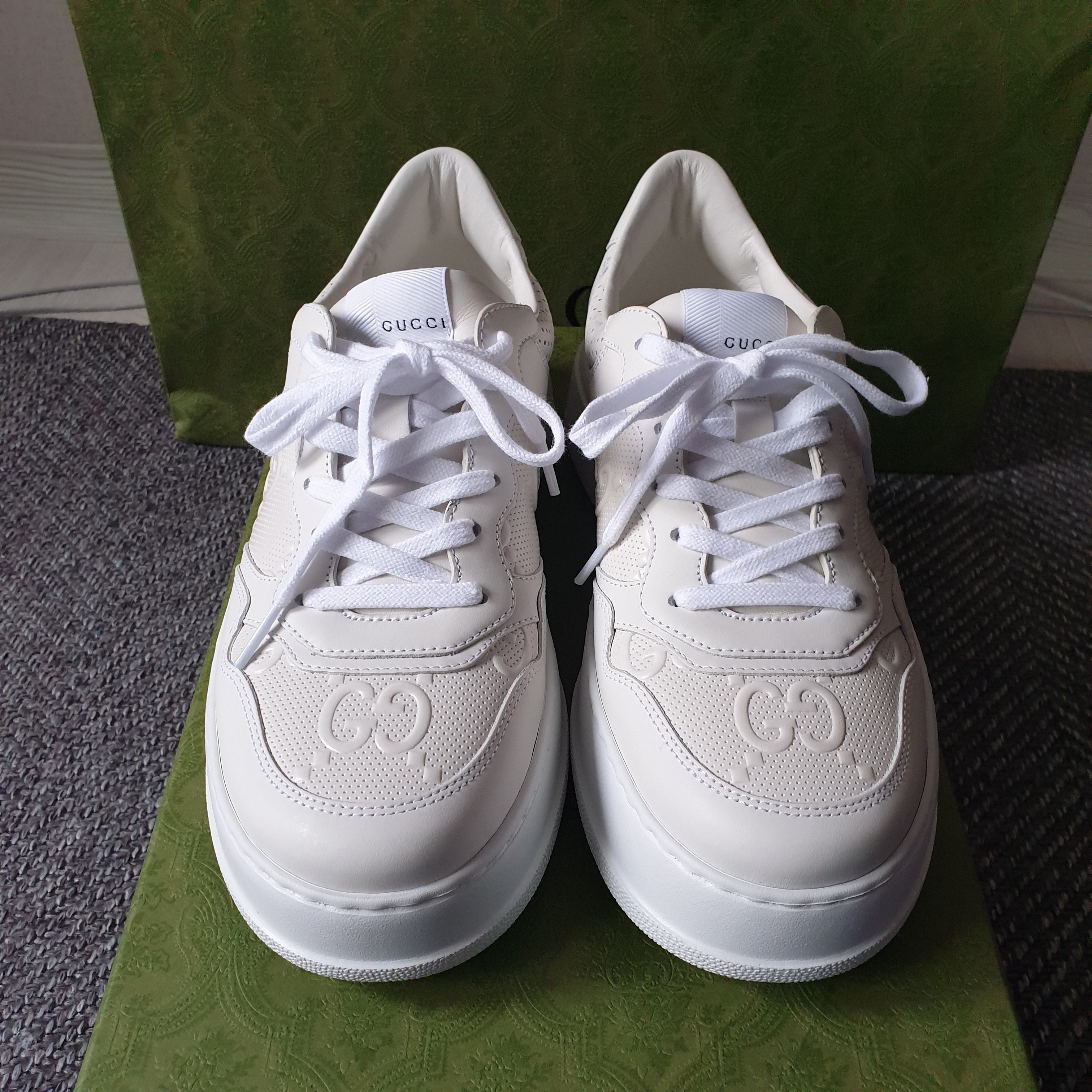 (W) Gucci GG Embossed Sneakers White, Nike x Sacai Zoom Cortez SP White and University Red 착용 스타일 - 1