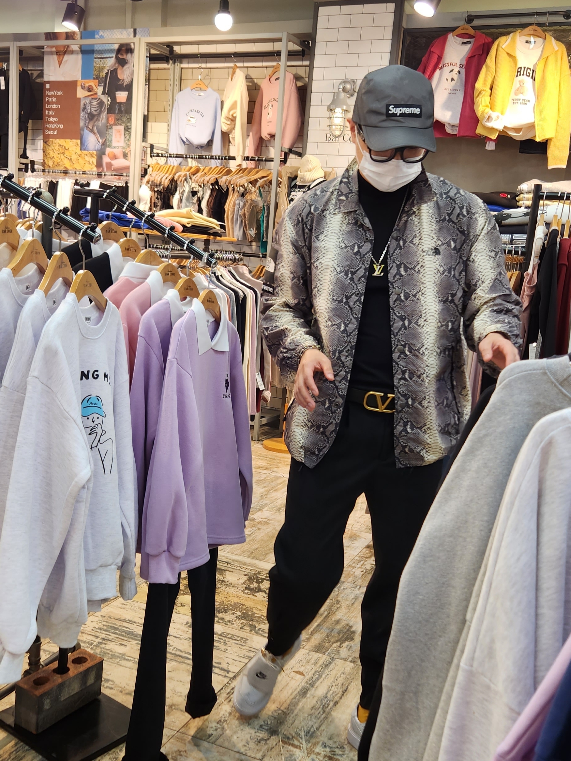 Supreme x The North Face Snakeskin Taped Seam Coaches Jacket Black - 18SS, Nike x Peaceminusone Kwondo1 White 착용 스타일 - 3