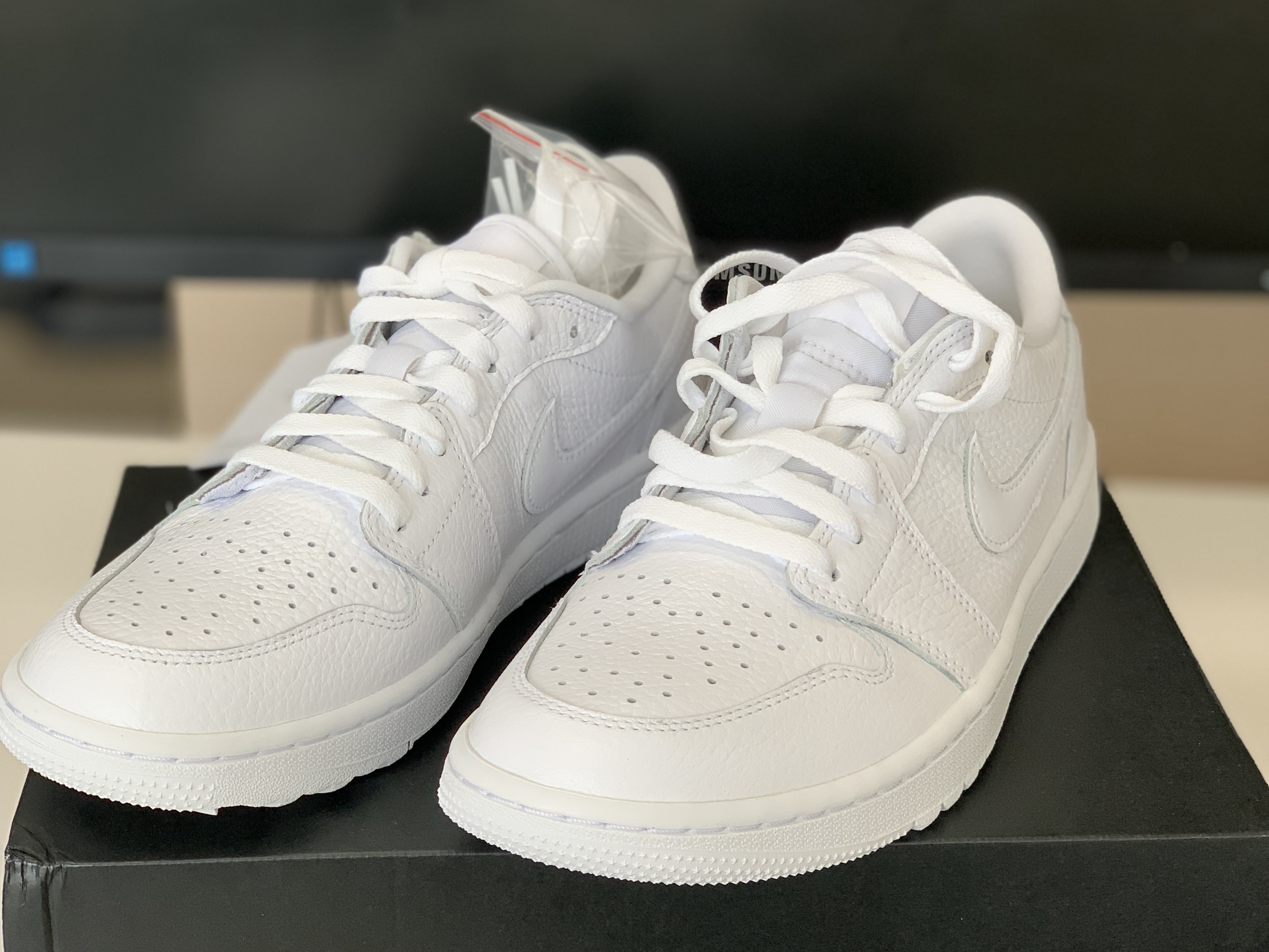 Jordan 1 Low Golf Triple White 착용 스타일 - 2