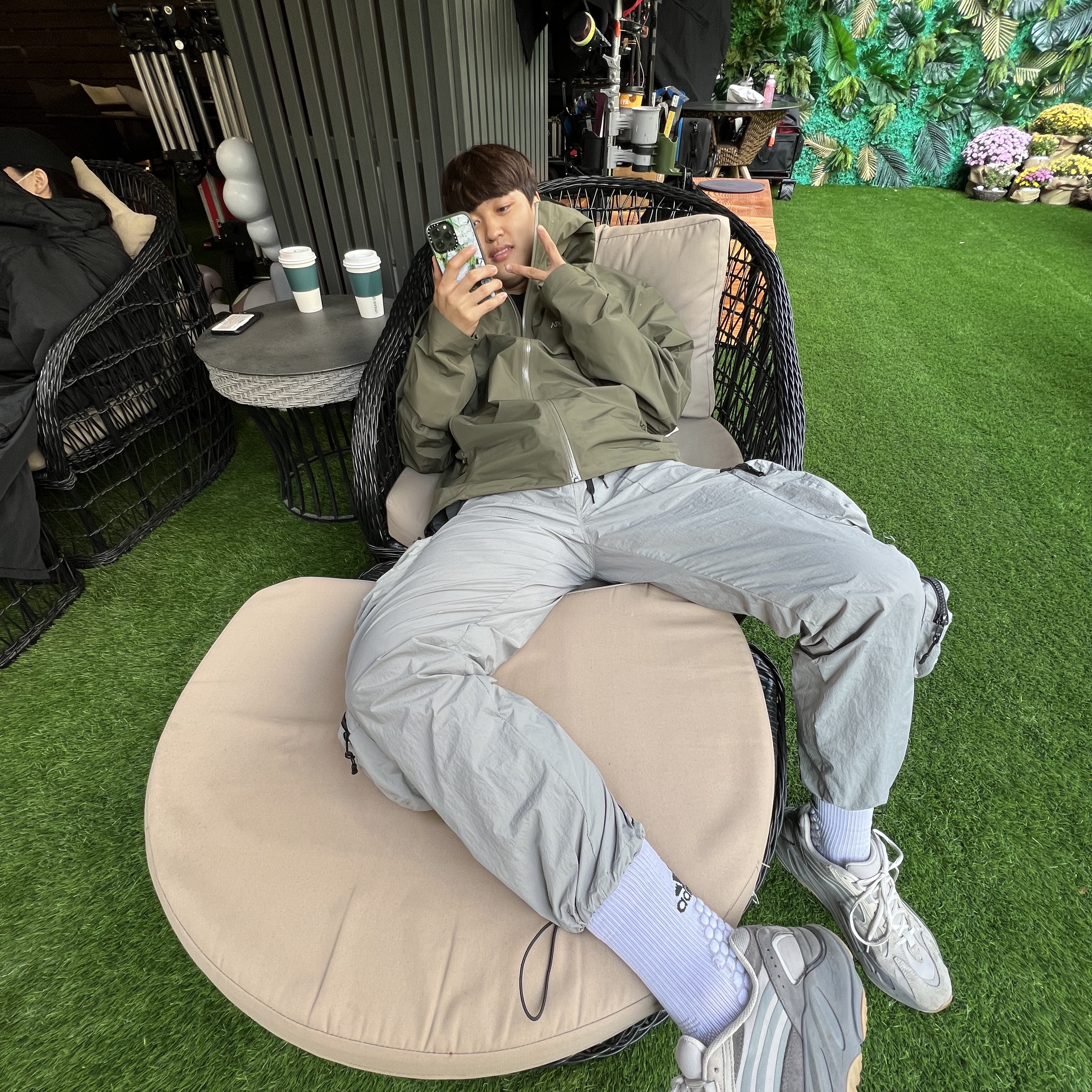 Arc'teryx Beta LT Jacket Tatsu, Adidas Yeezy Boost 700 V2 Tephra 착용 스타일
