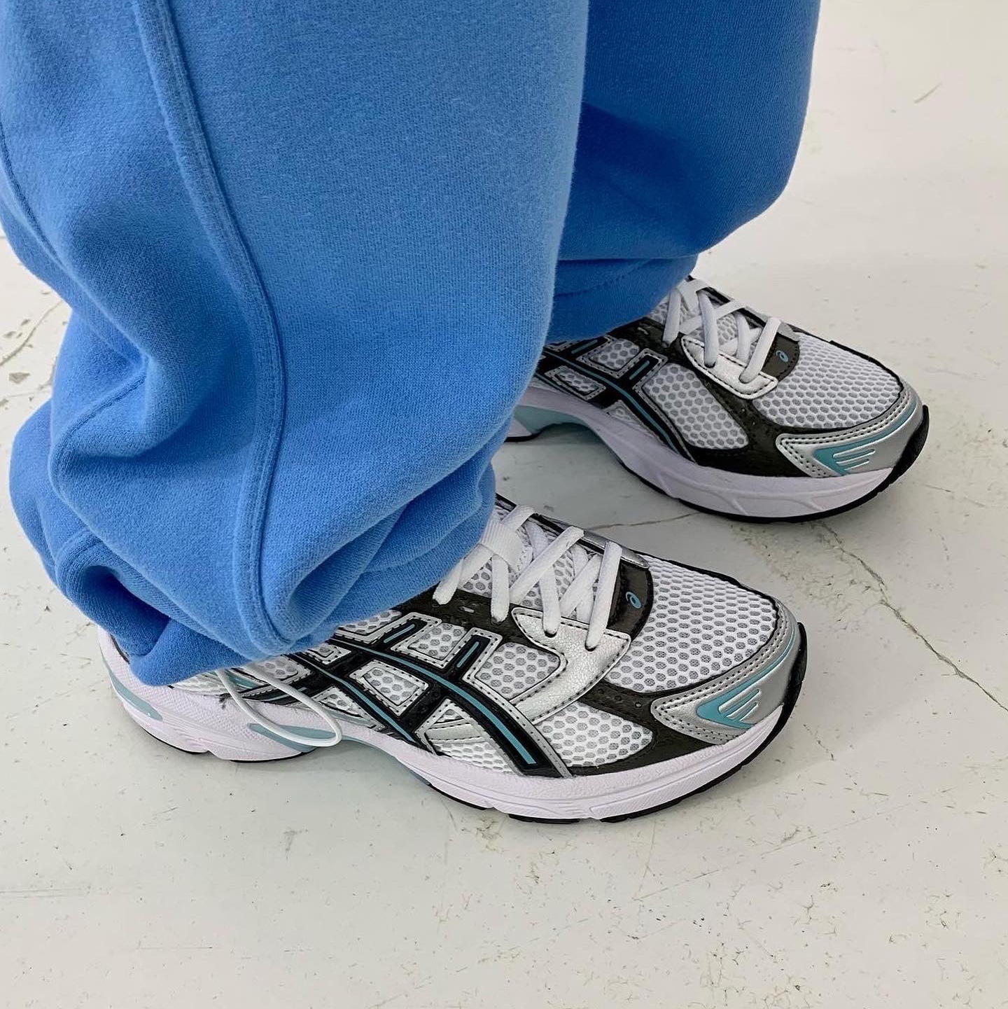 Asics Gel-1130 White Black Mint 착용 스타일 - 2