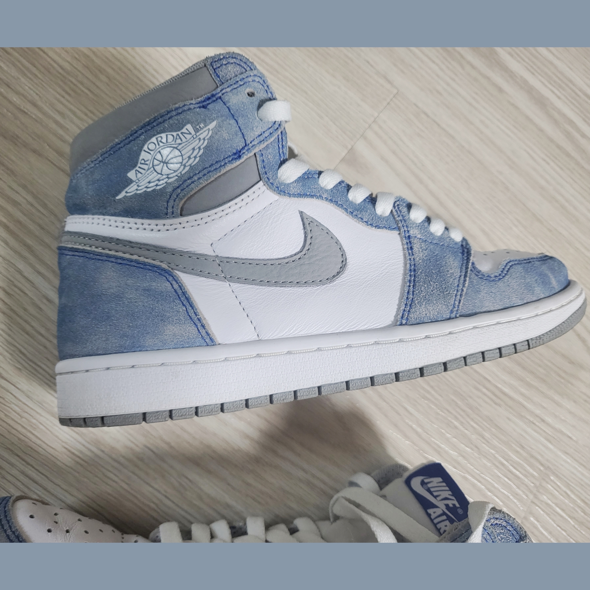 Jordan 1 Retro High OG Hyper Royal 착용 스타일 - 2
