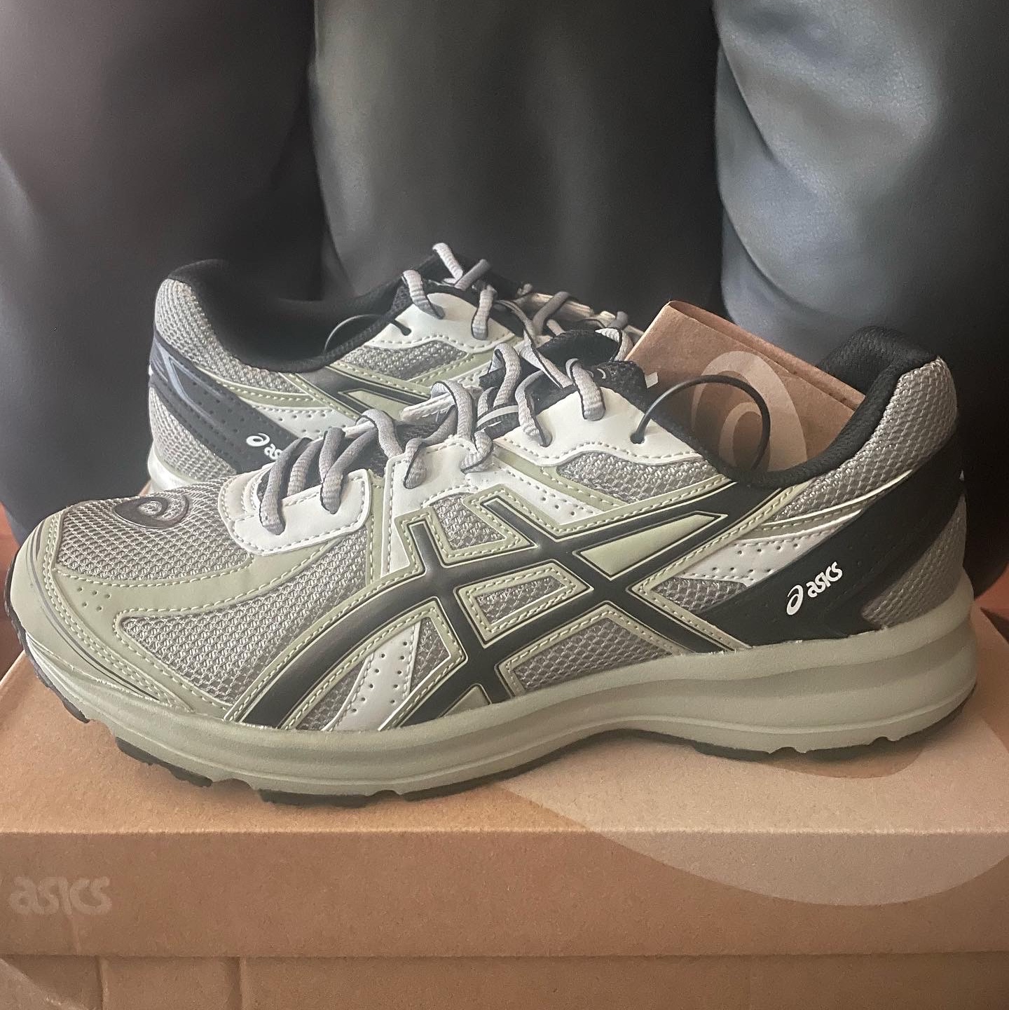 Asics Jog 100 S Sheet Rock - 2E Wide 착용 스타일 - 2