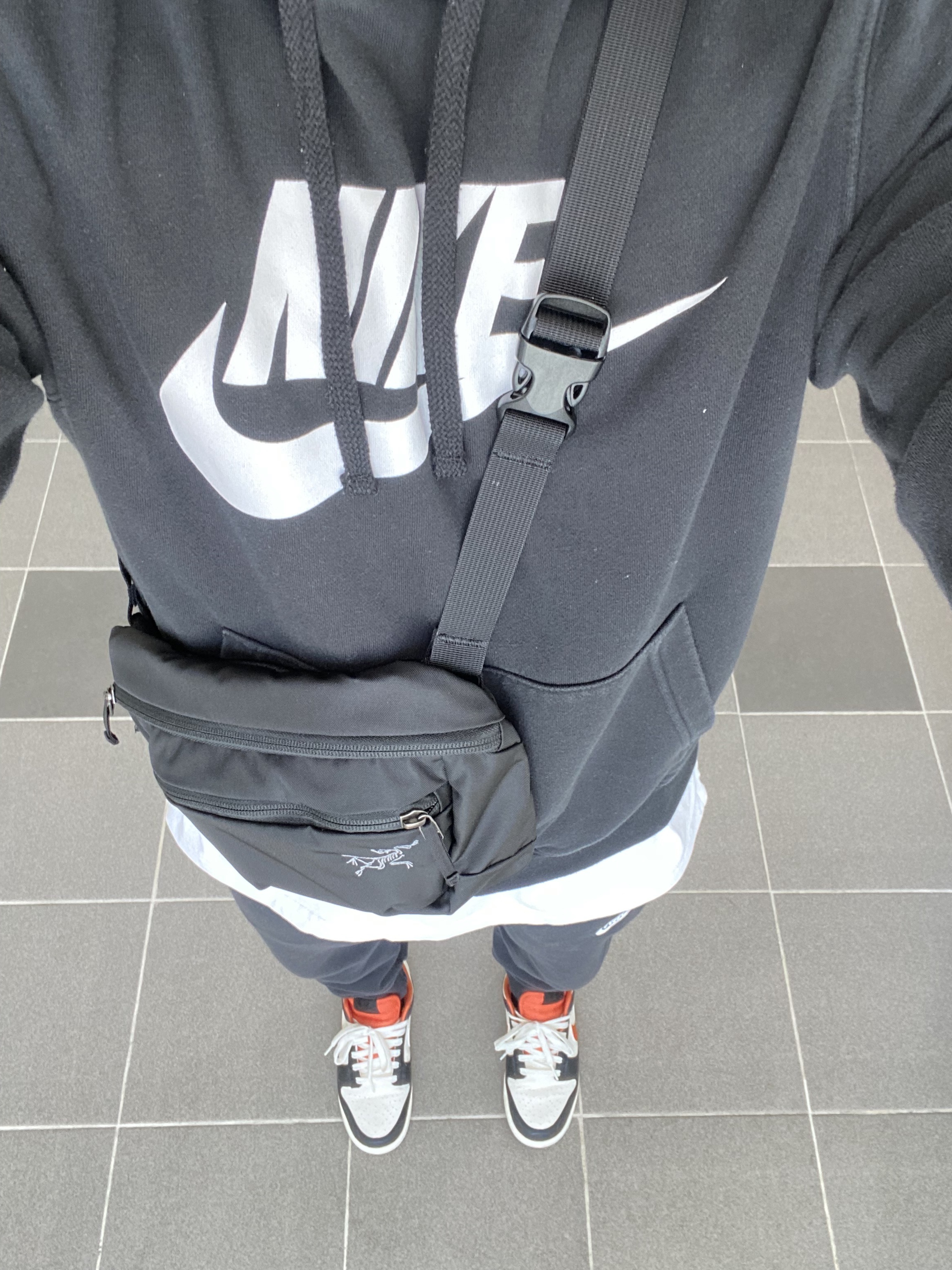 Nike Dunk Low Retro PRM Halloween, Arc'teryx Mantis 2 Waistpack Black 착용 스타일
