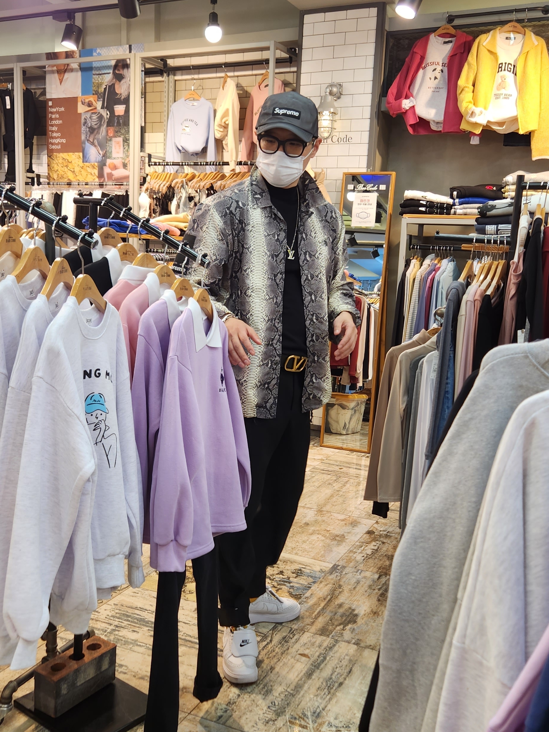 Supreme x The North Face Snakeskin Taped Seam Coaches Jacket Black - 18SS, Nike x Peaceminusone Kwondo1 White 착용 스타일 - 2