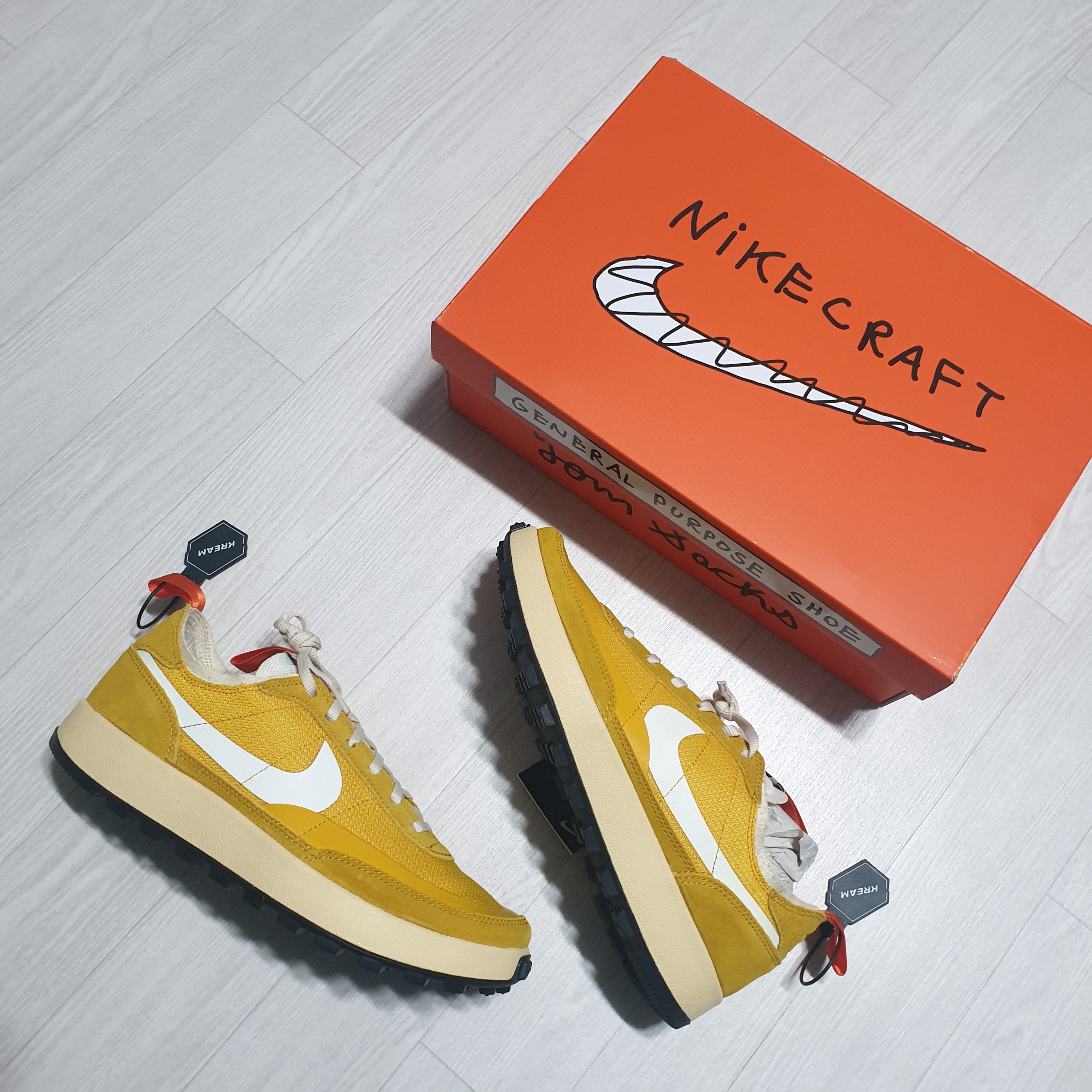 (W) Gucci GG Embossed Sneakers White, Nike x Sacai Zoom Cortez SP White and University Red 착용 스타일 - 4