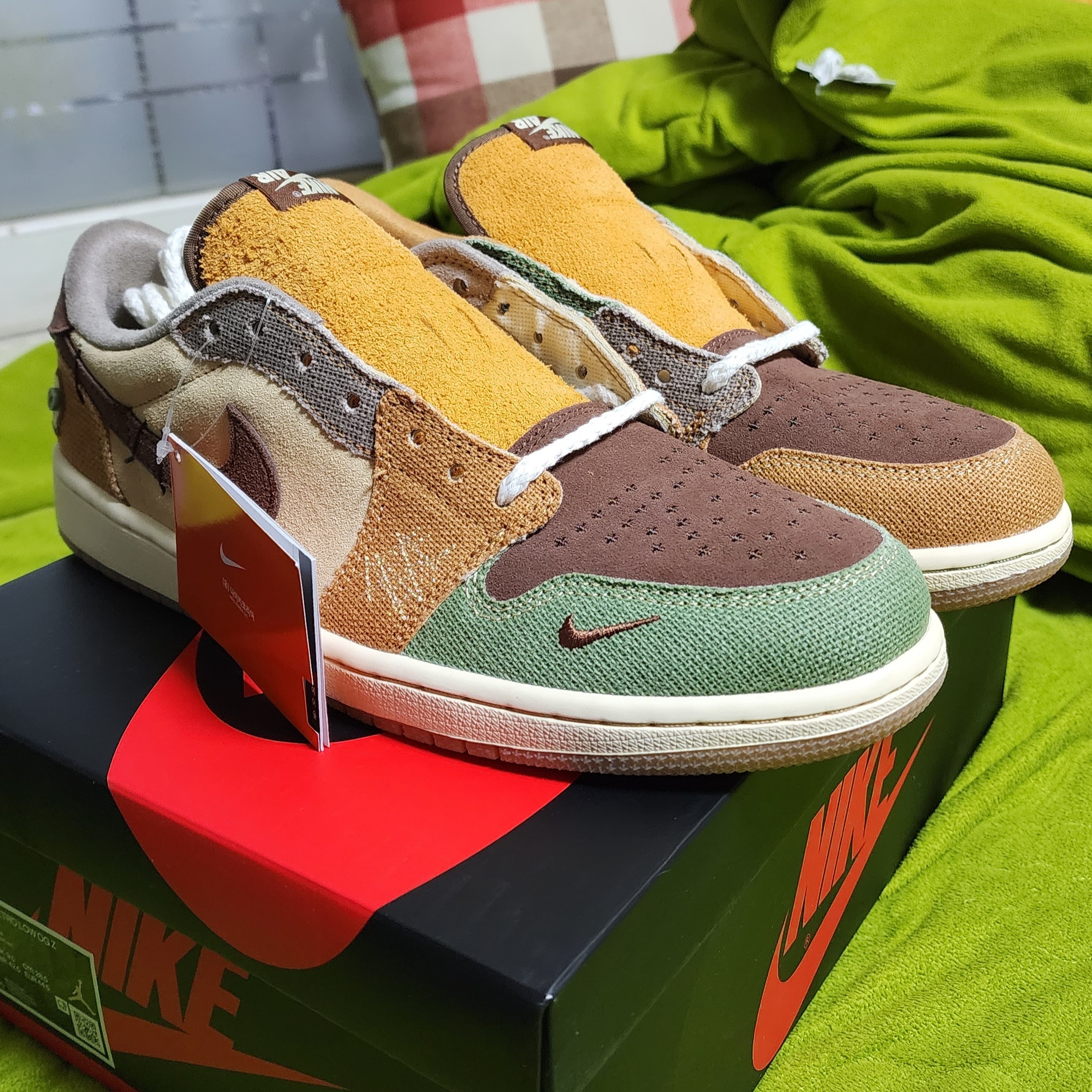 Jordan 1 x Zion Williamson Retro Low OG Flax and Oil Green 착용 스타일 - 1