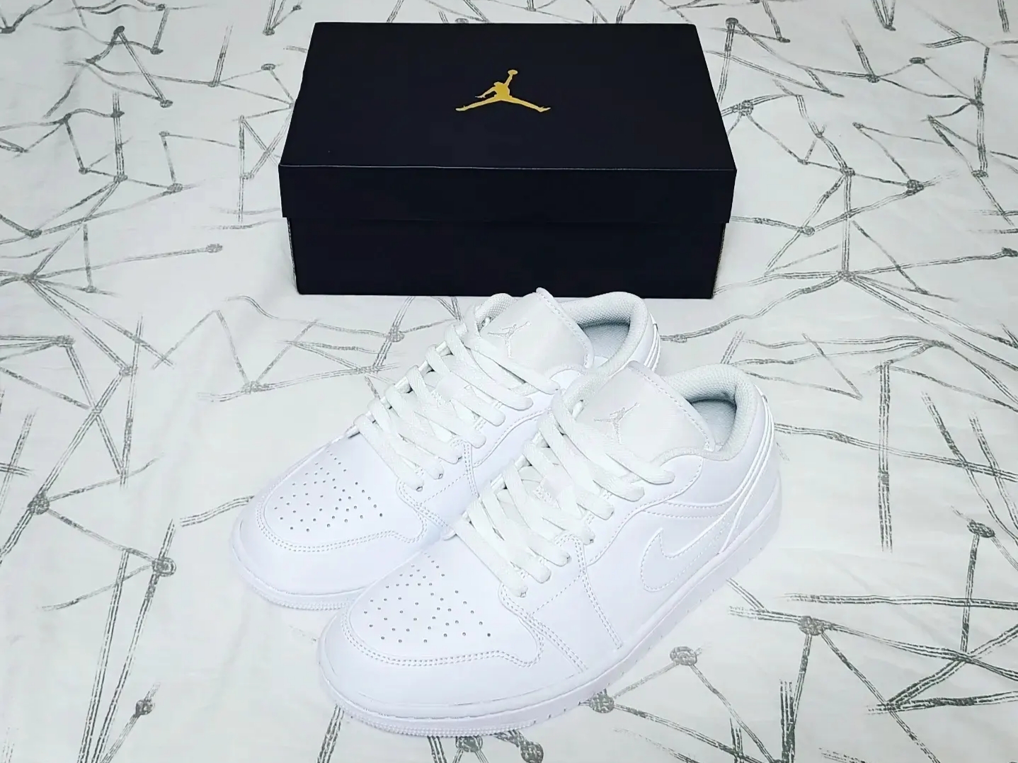 Jordan 1 Low Triple White 착용 스타일 - 1