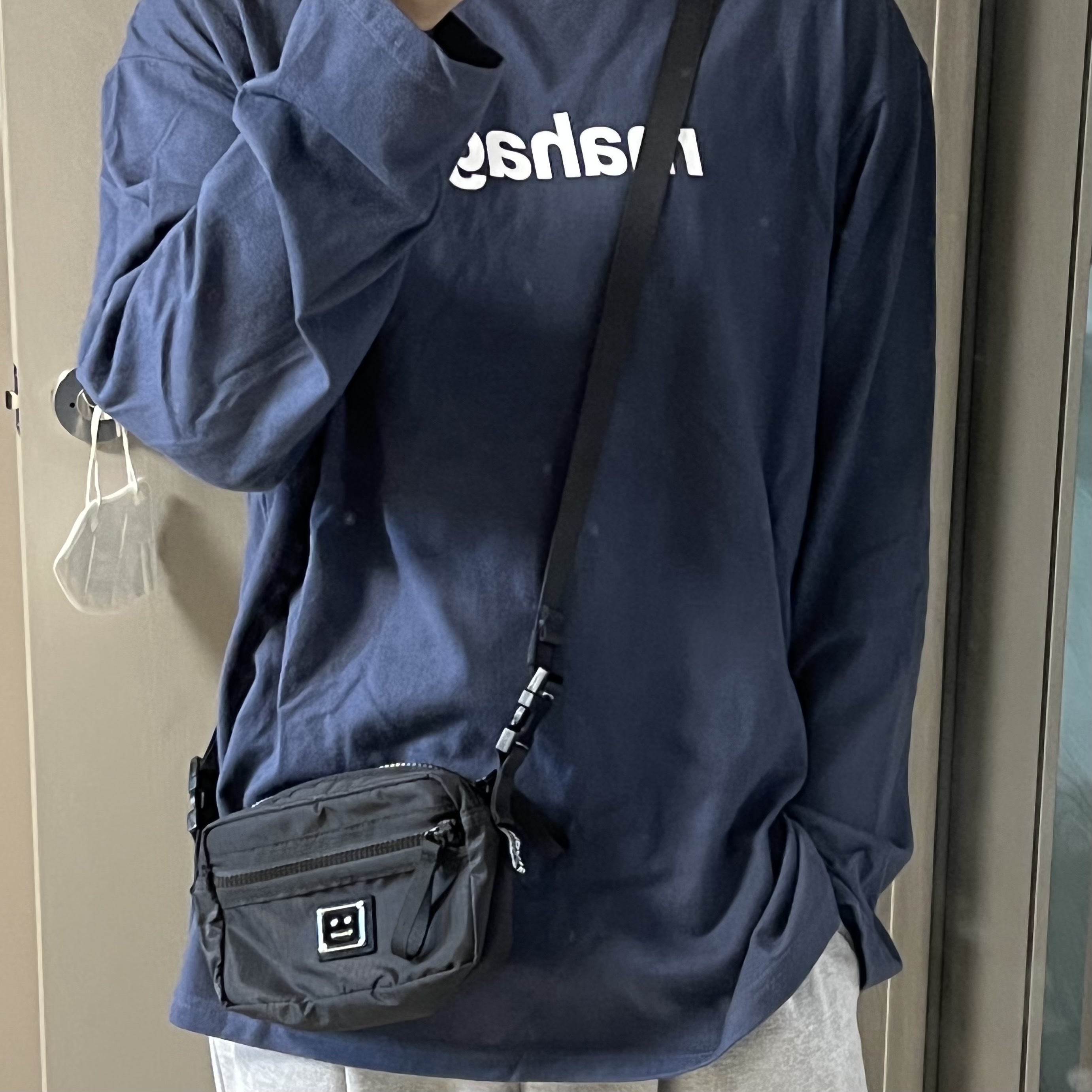Acne Studios Face Motif Small Crossbody Bag Black 착용 스타일
