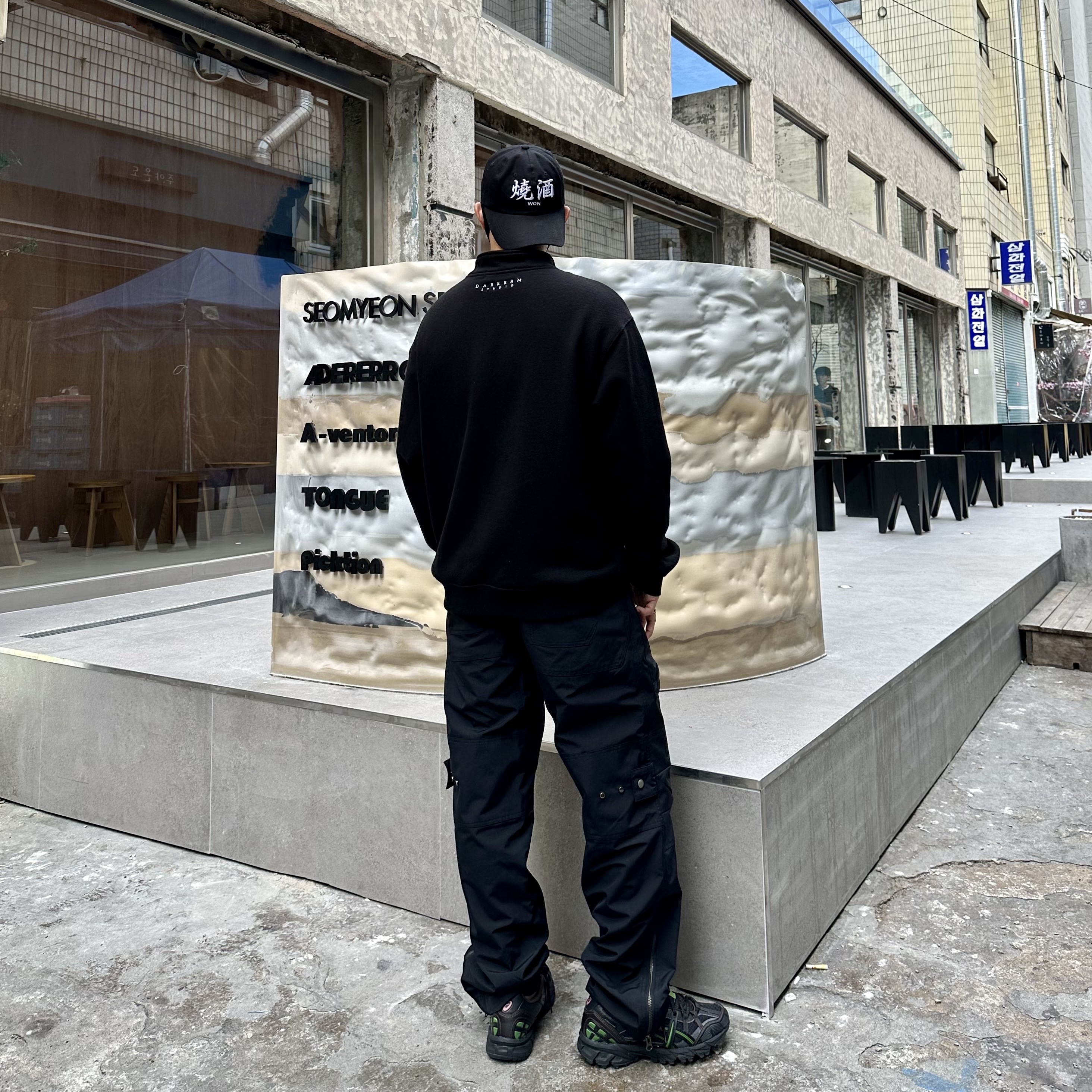 Darkr8m Studio Quarter Zip Up Sweatshirt Black, Darkr8m Studio x Wonsoju Ball Cap Black 착용 스타일