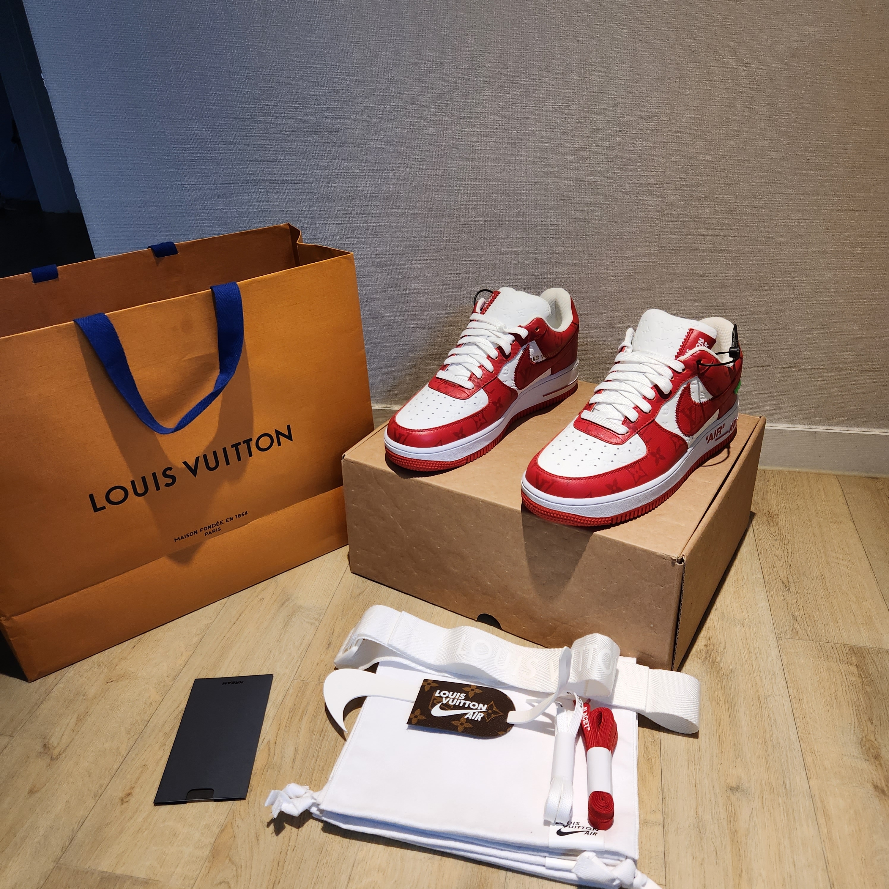Louis Vuitton x Nike Air Force 1 Low by Virgil Abloh White Comet Red 착용 스타일 - 2