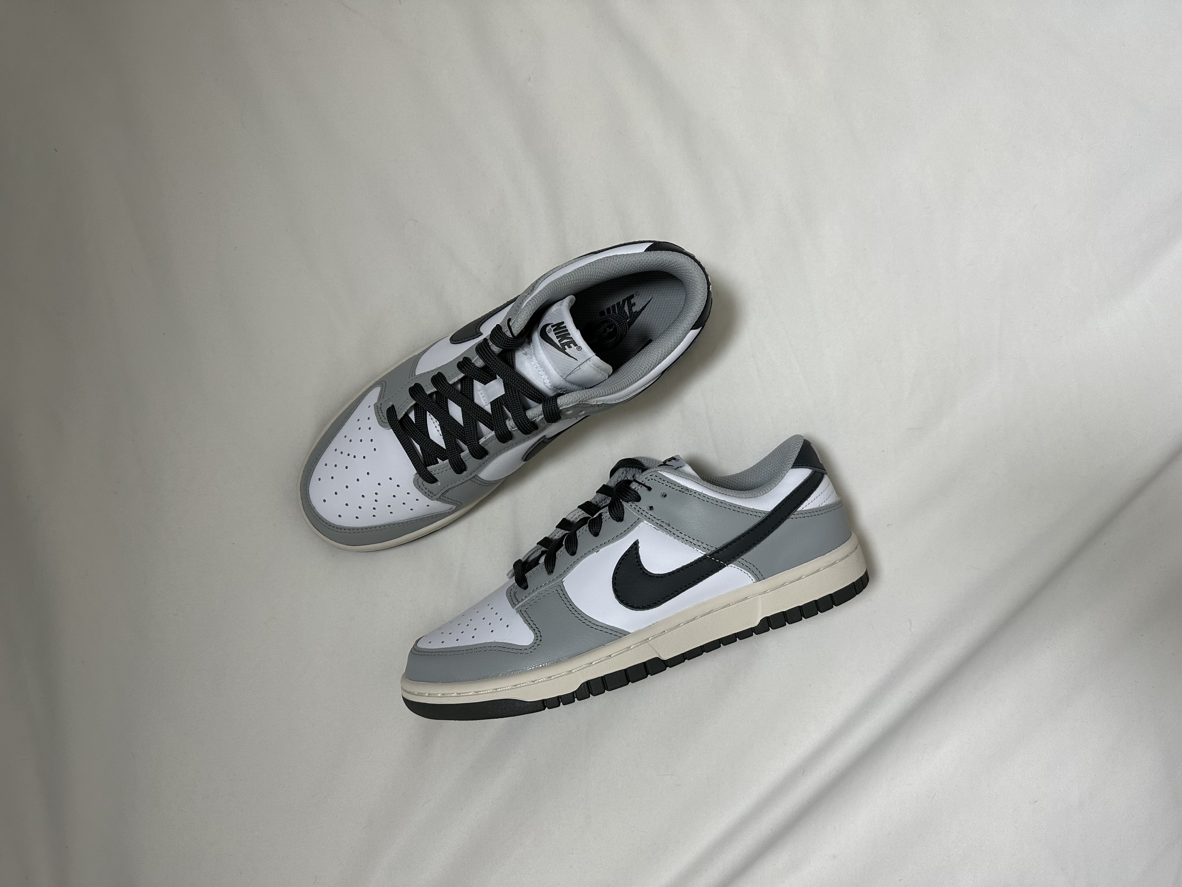 (W) Nike Dunk Low Light Smoke Grey 착용 스타일 - 1
