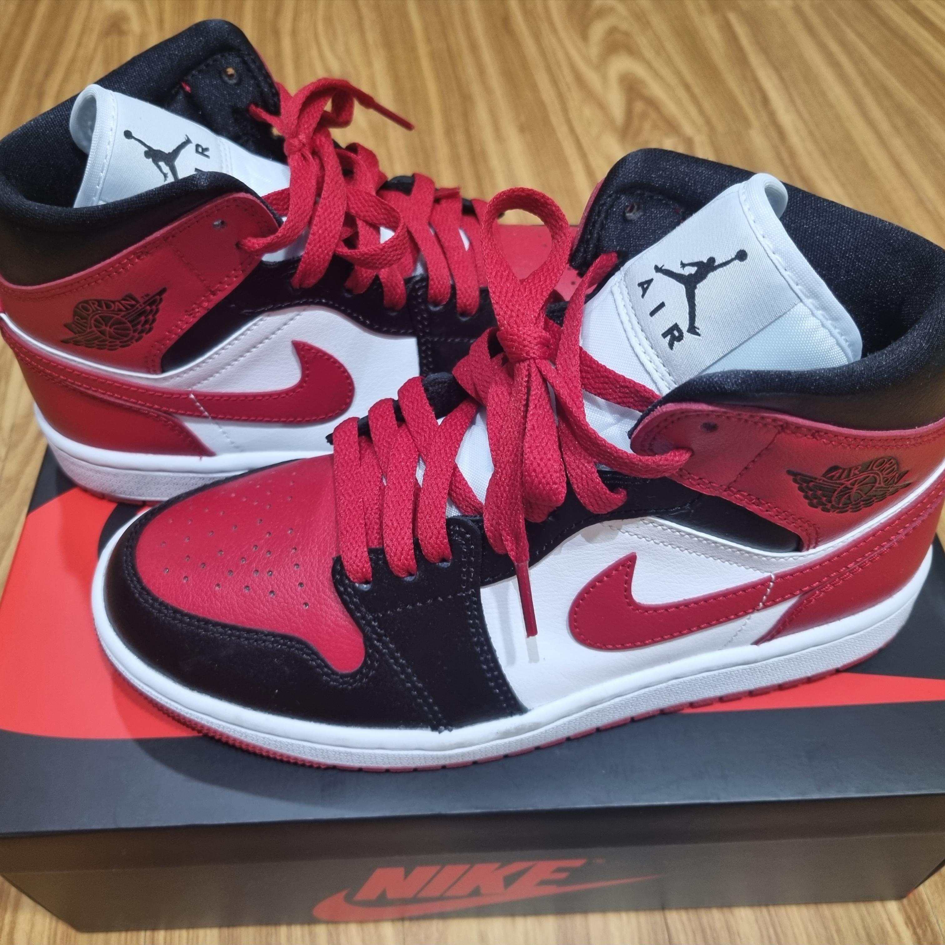 (W) Jordan 1 Mid Black and Gym Red 착용 스타일