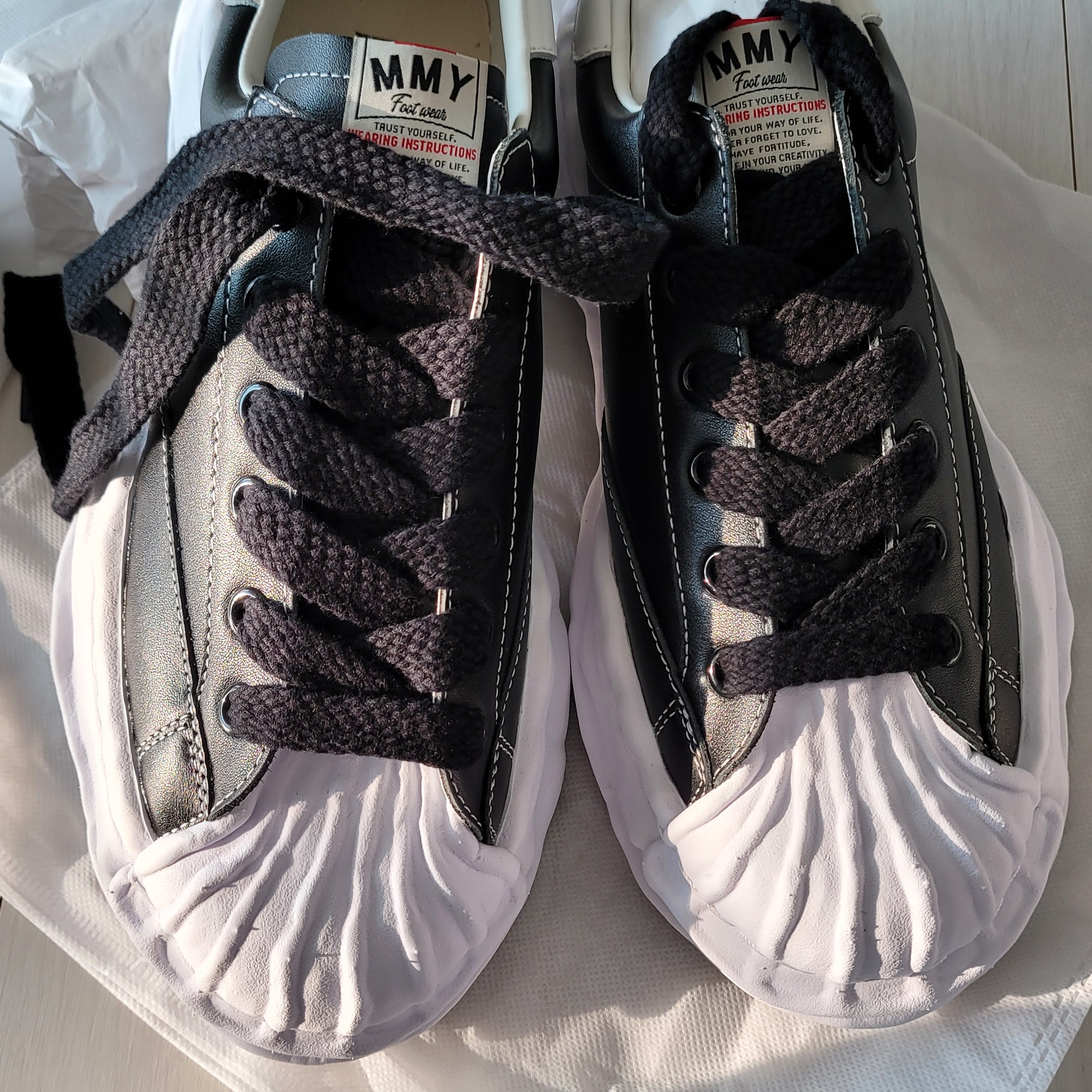Maison Mihara Yasuhiro Blakey OG Sole Leather Low-top Sneakers Black 착용 스타일 - 3