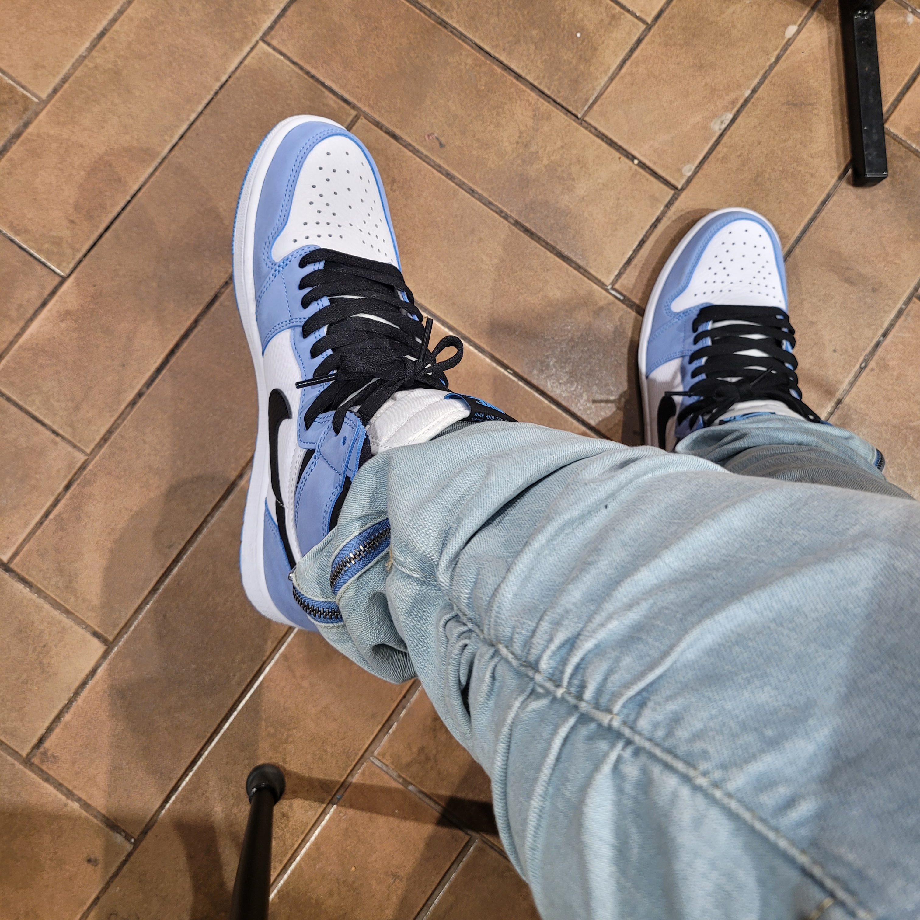 Jordan 1 Retro High OG University Blue 착용 스타일 - 1