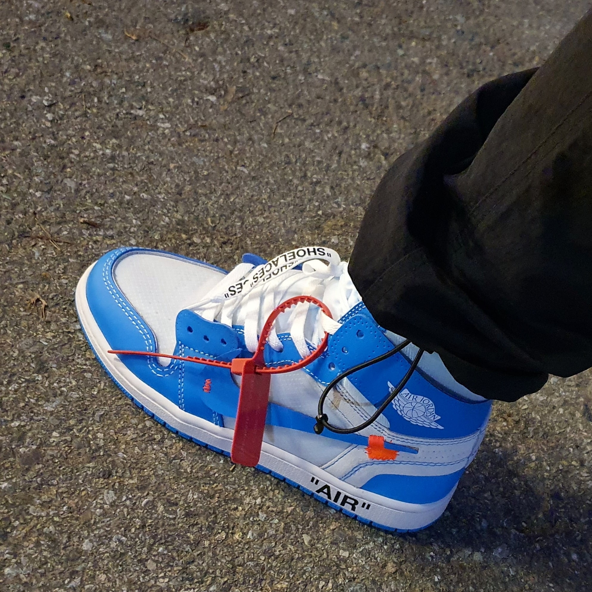 Jordan 1 x Off-White Retro High University Blue 착용 스타일