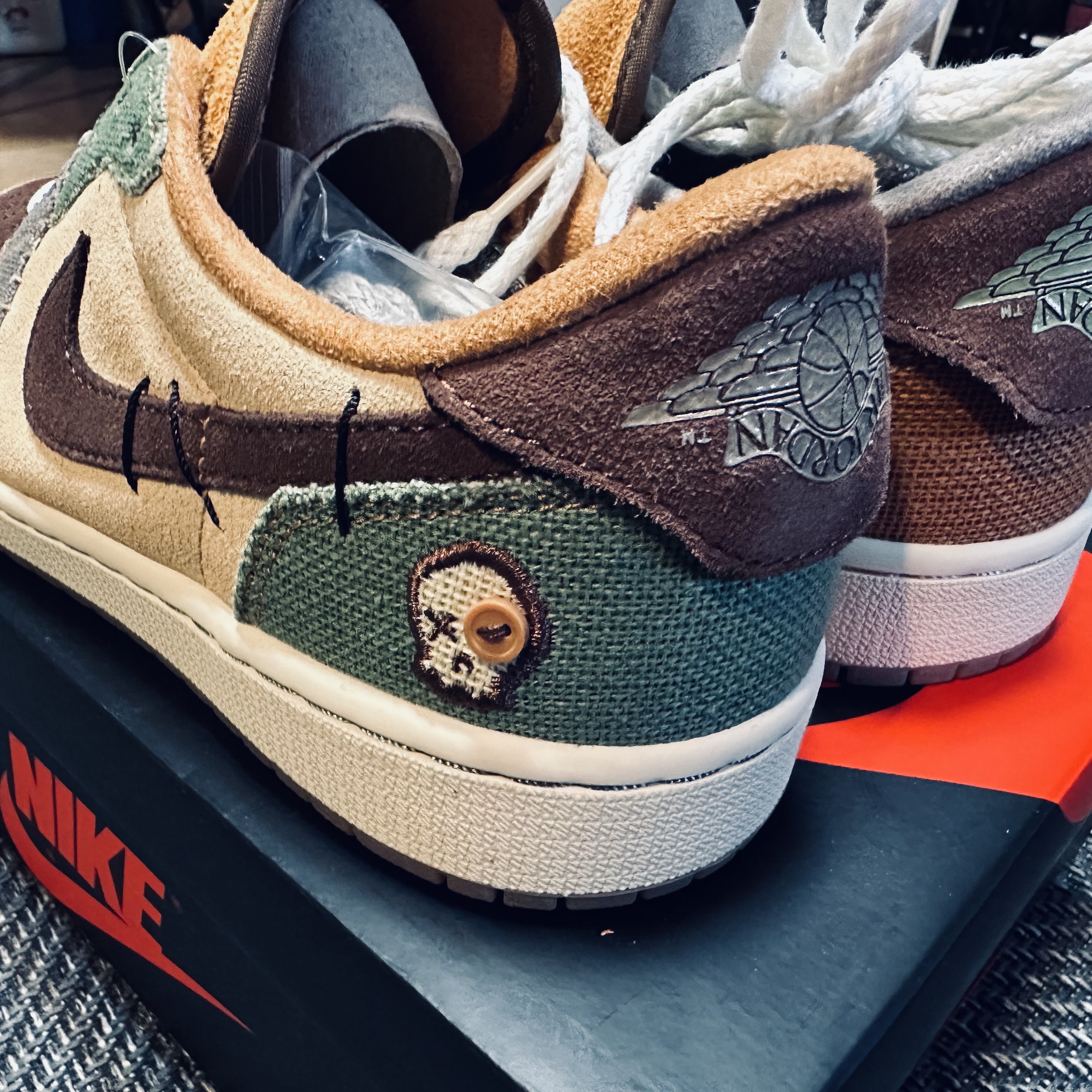 Jordan 1 x Zion Williamson Retro Low OG Flax and Oil Green 착용 스타일 - 2