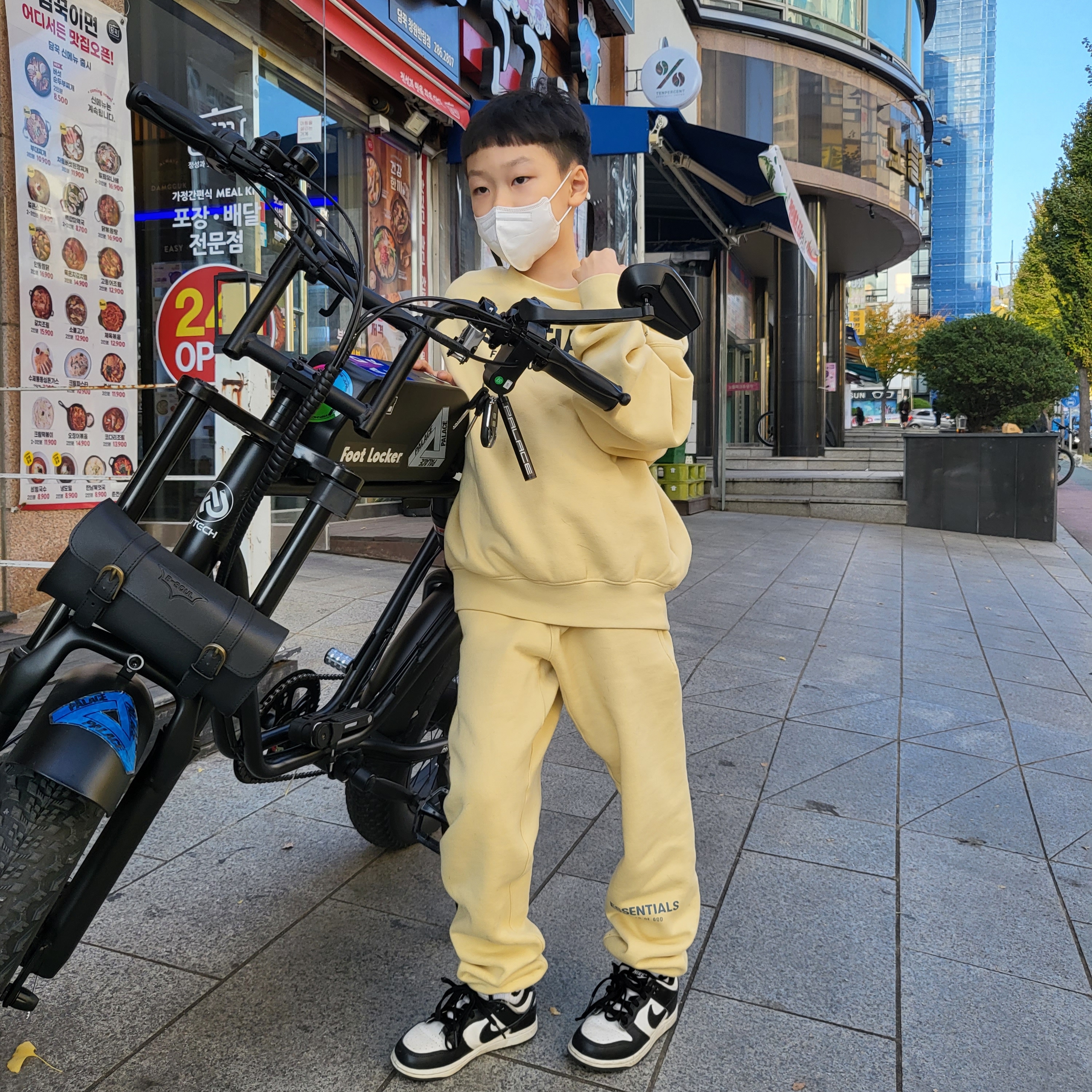 (Kids) Essentials Logo Print Long Sleeve T-Shirt Garden Glove - Mr. Porter Exclusive, (Kids) Essentials Logo Print Sweatpants Garden Glove - Mr. Porter Exclusive 착용 스타일