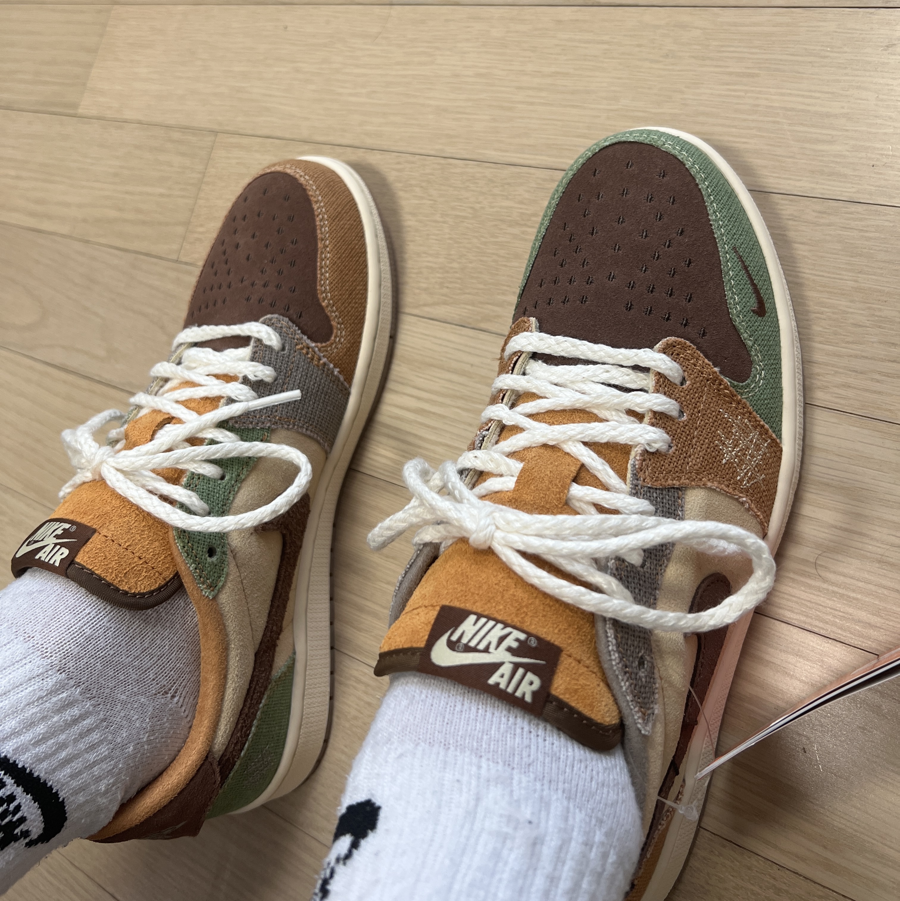 Jordan 1 x Zion Williamson Retro Low OG Flax and Oil Green 착용 스타일 - 5