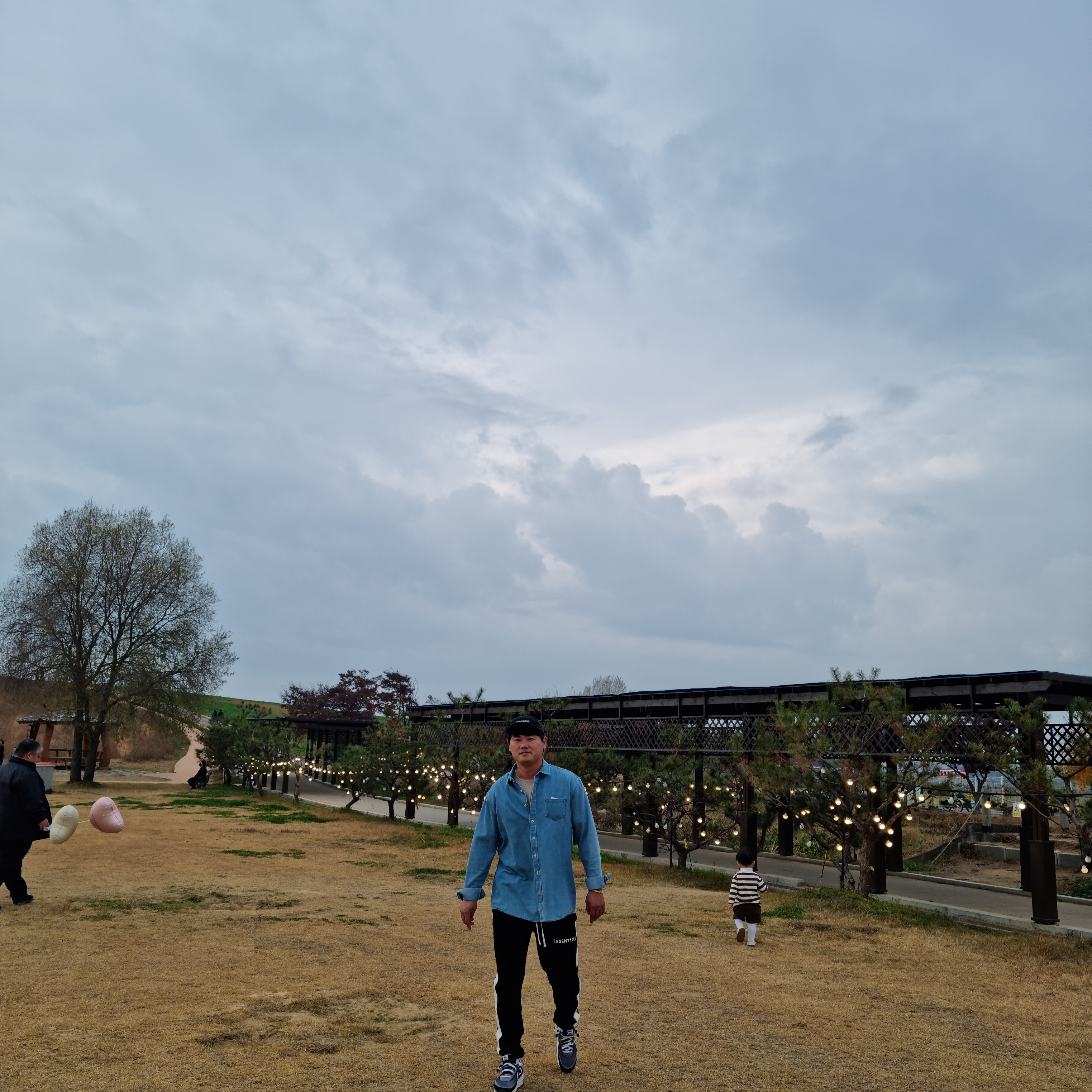 Nike x Sacai LDWaffle Black 착용 스타일 - 2