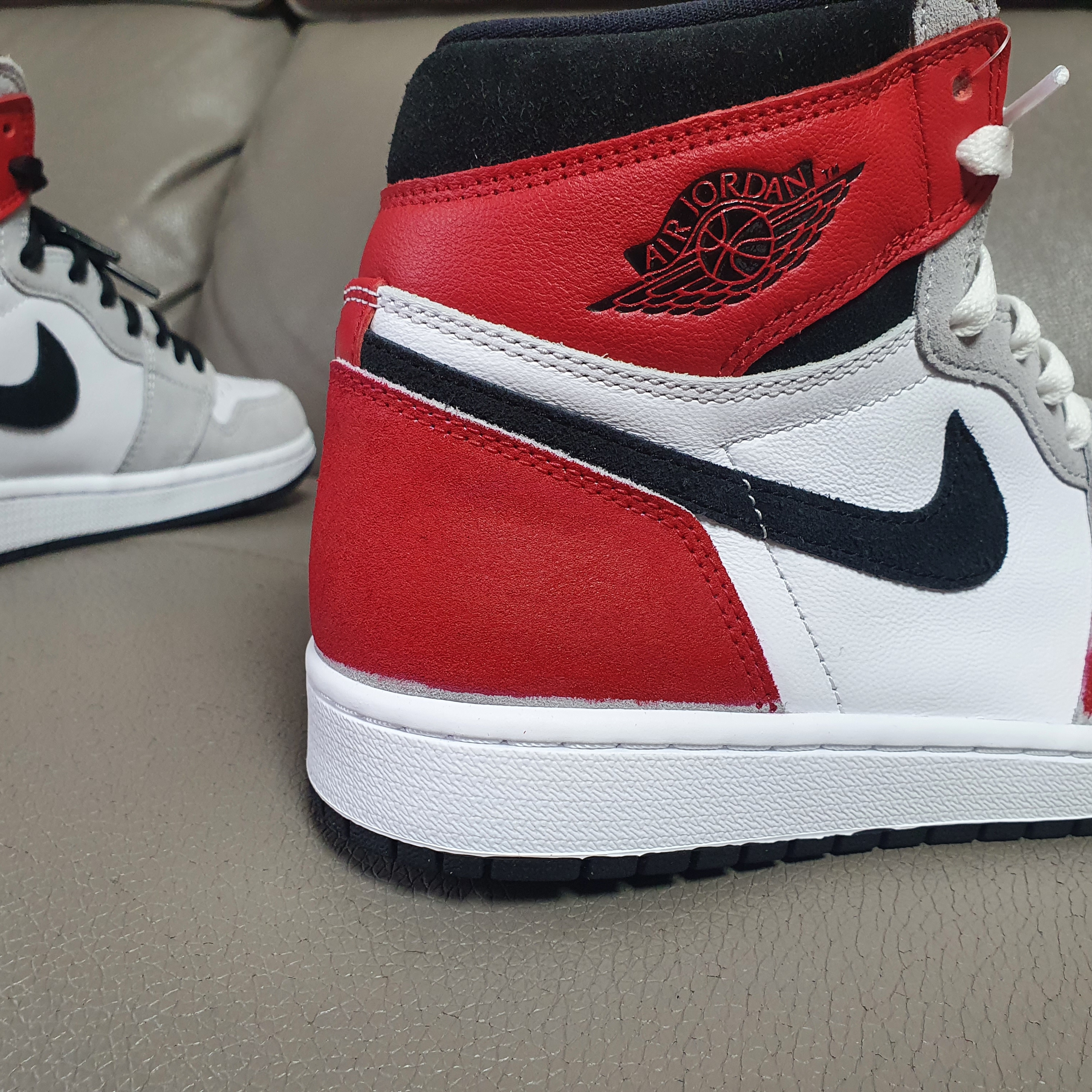 Jordan 1 Retro High OG Light Smoke Grey, Jordan 1 Retro High OG Chicago 2022 착용 스타일 - 1