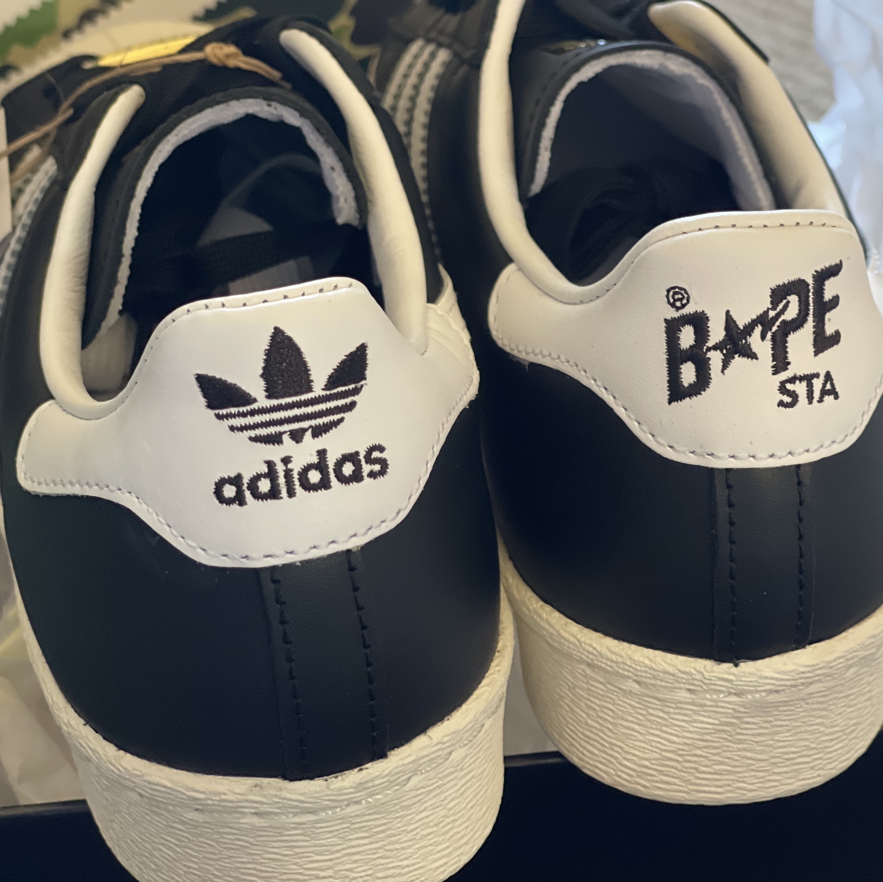 Adidas x BAPE Superstar 80s Core Black Off White 착용 스타일 - 3